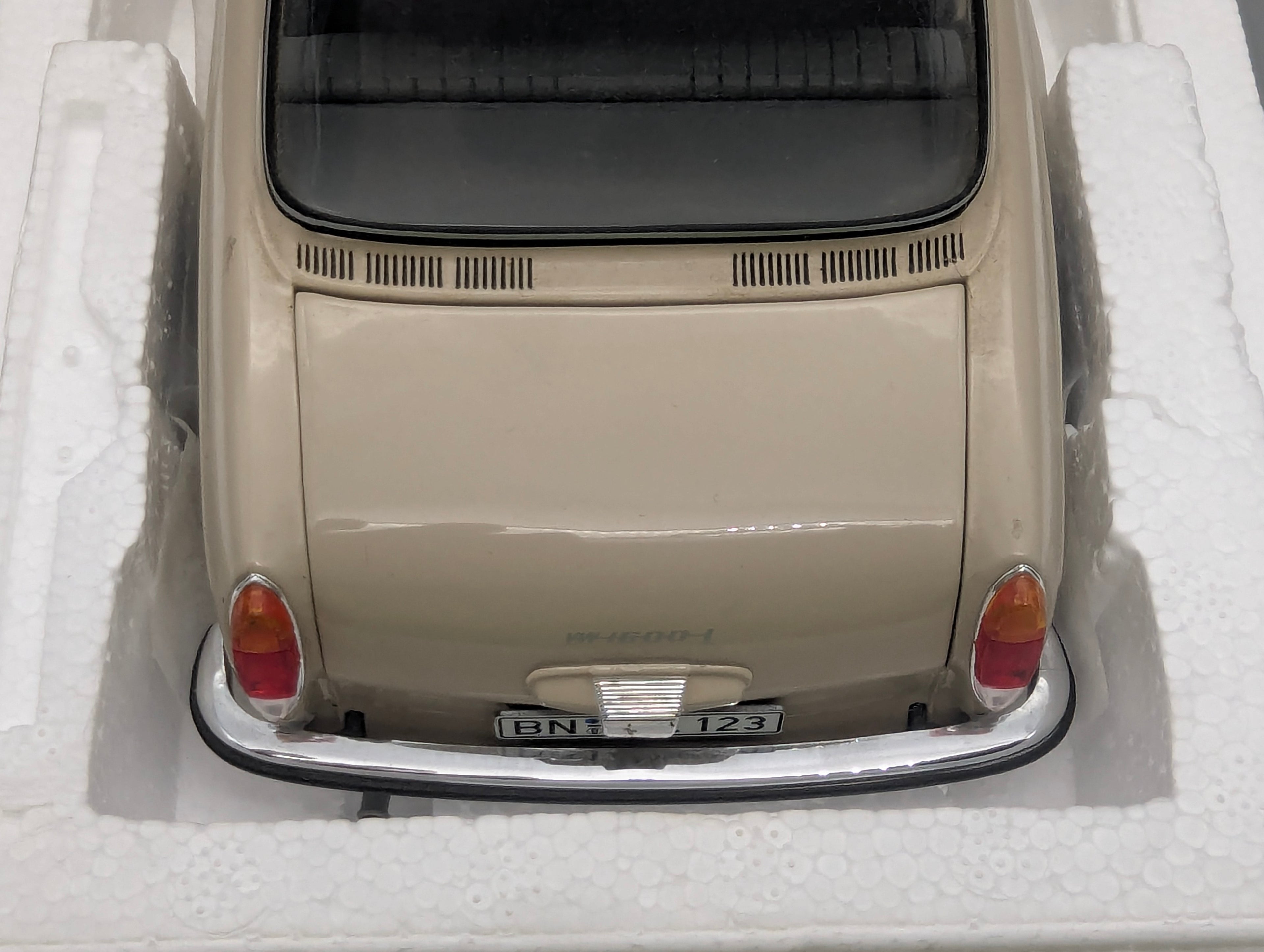 Modellautos 1:18 Minichamps Volkswagen VW 1600 L 1970 Creme mit OVP