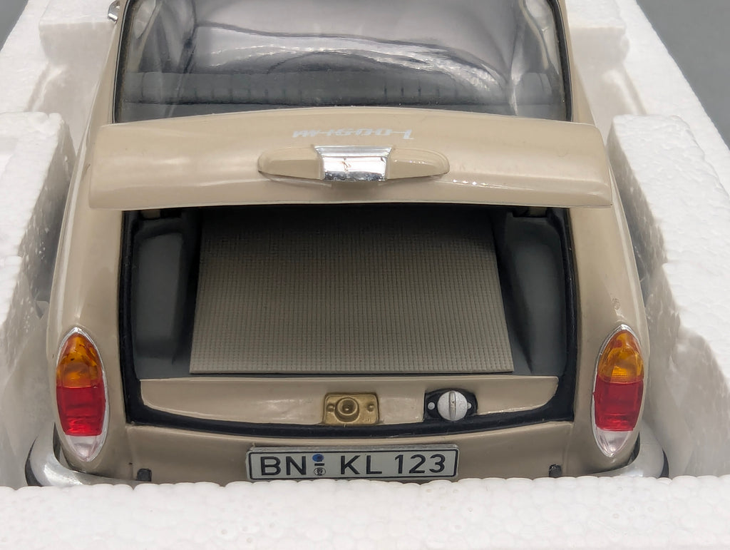 Modellautos 1:18 Minichamps Volkswagen VW 1600 L 1970 Creme mit OVP
