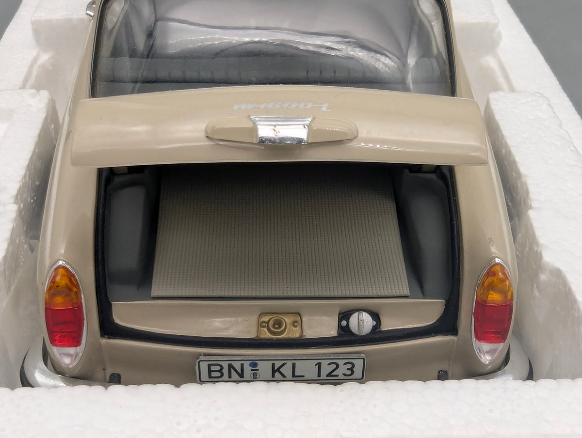 Modellautos 1:18 Minichamps Volkswagen VW 1600 L 1970 Creme mit OVP