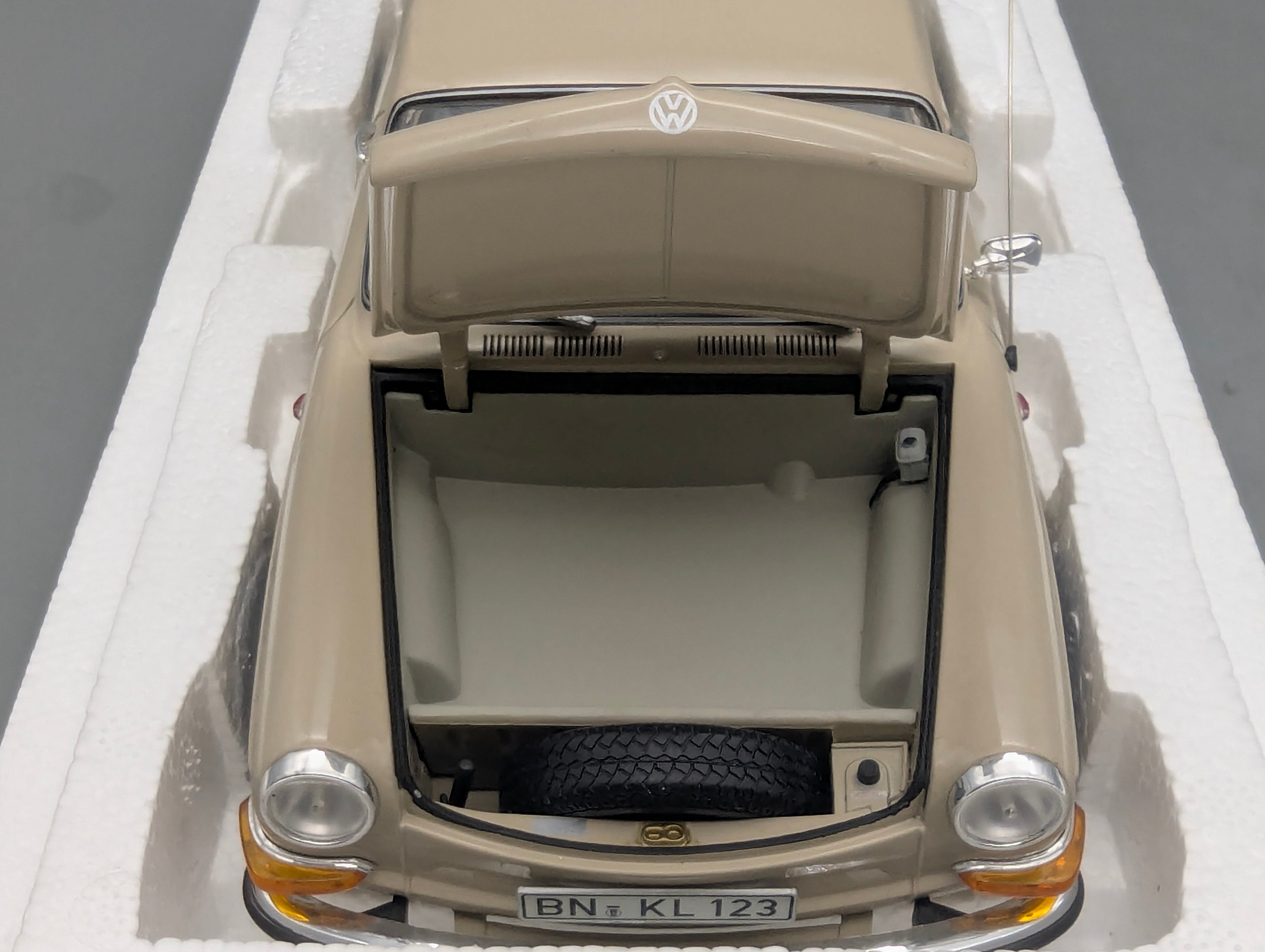 Modellautos 1:18 Minichamps Volkswagen VW 1600 L 1970 Creme mit OVP