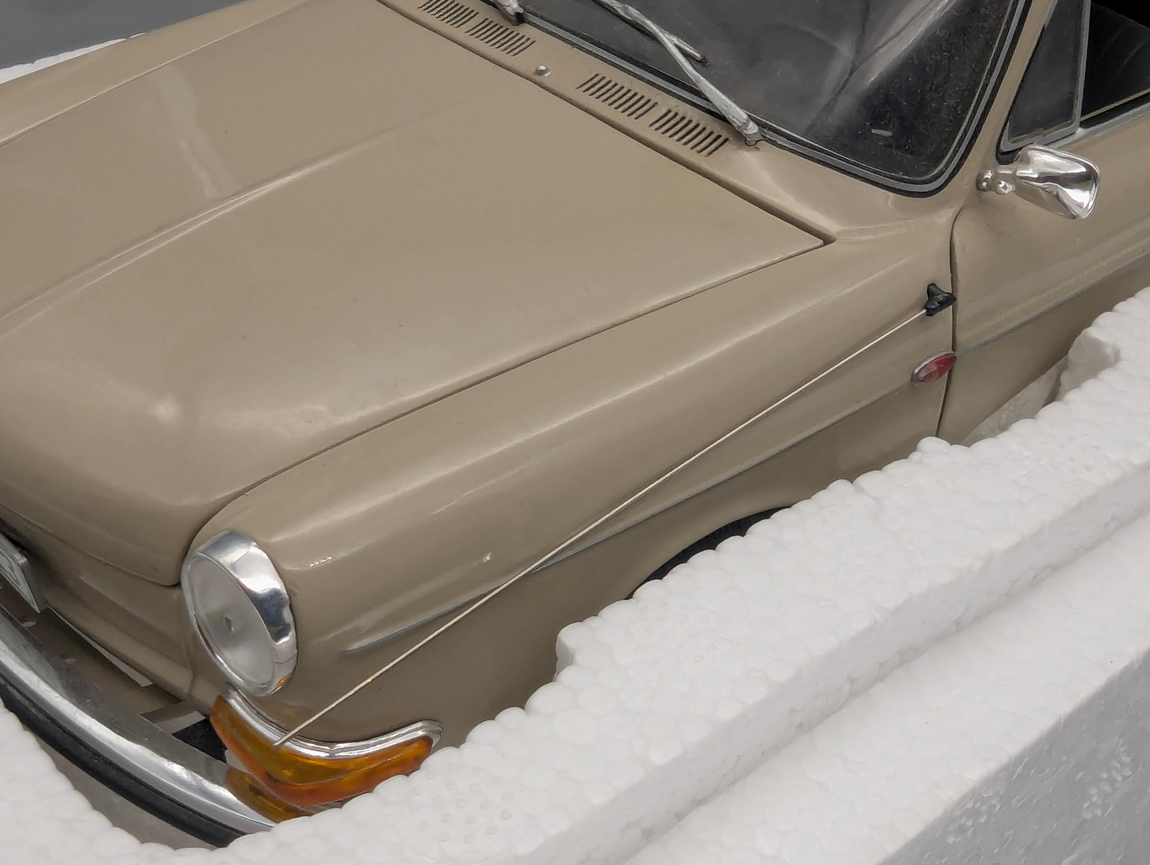 Modellautos 1:18 Minichamps Volkswagen VW 1600 L 1970 Creme mit OVP