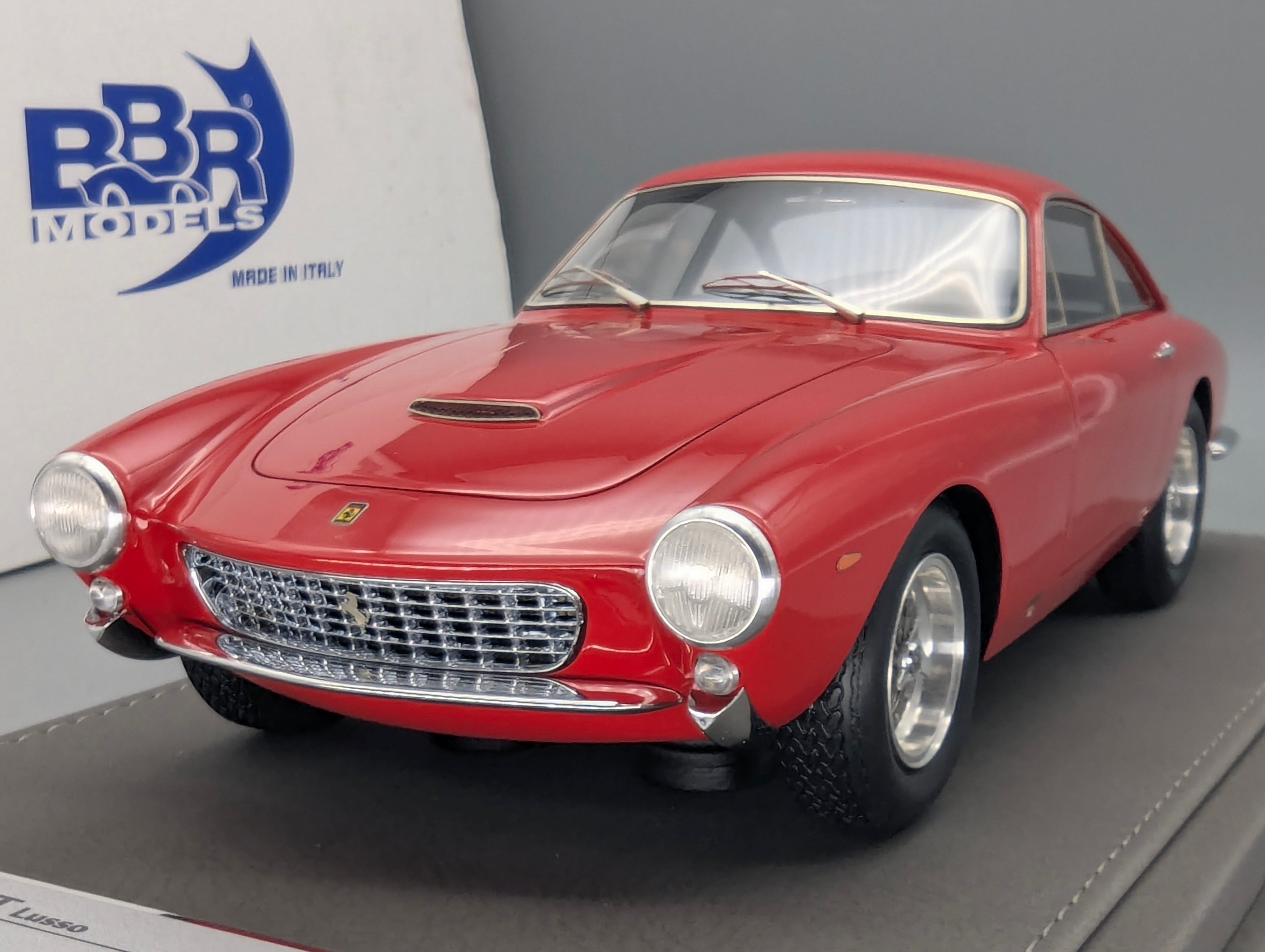 Modellautos 1:18 BBR Ferrari 250 GT Lusso S/N 4335 GT 1963 Rot Ltd 01/36 mit Lederplatte Vitrine OVP
