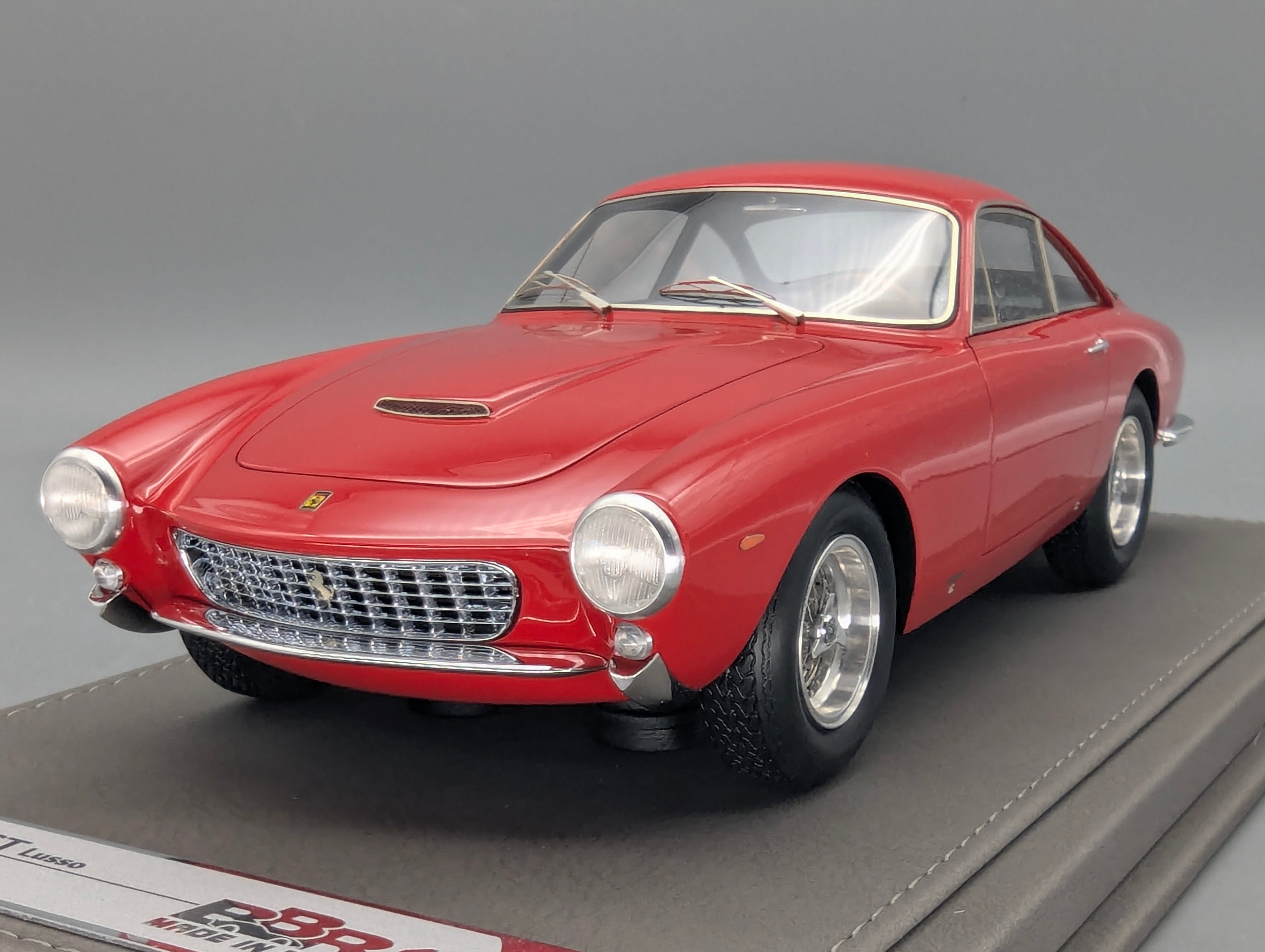 Modellautos 1:18 BBR Ferrari 250 GT Lusso S/N 4335 GT 1963 Rot Ltd 01/36 mit Lederplatte Vitrine OVP