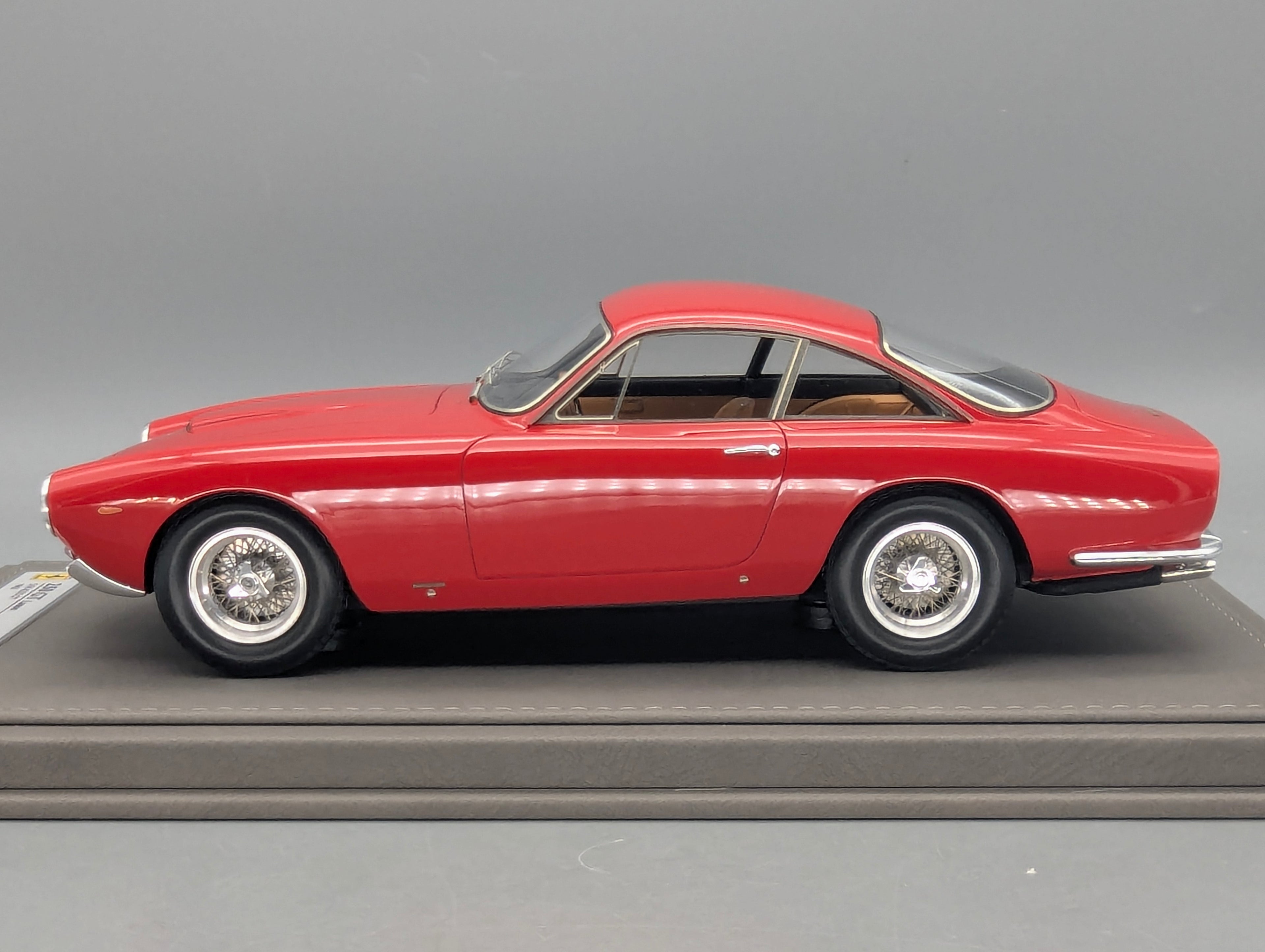 Modellautos 1:18 BBR Ferrari 250 GT Lusso S/N 4335 GT 1963 Rot Ltd 01/36 mit Lederplatte Vitrine OVP