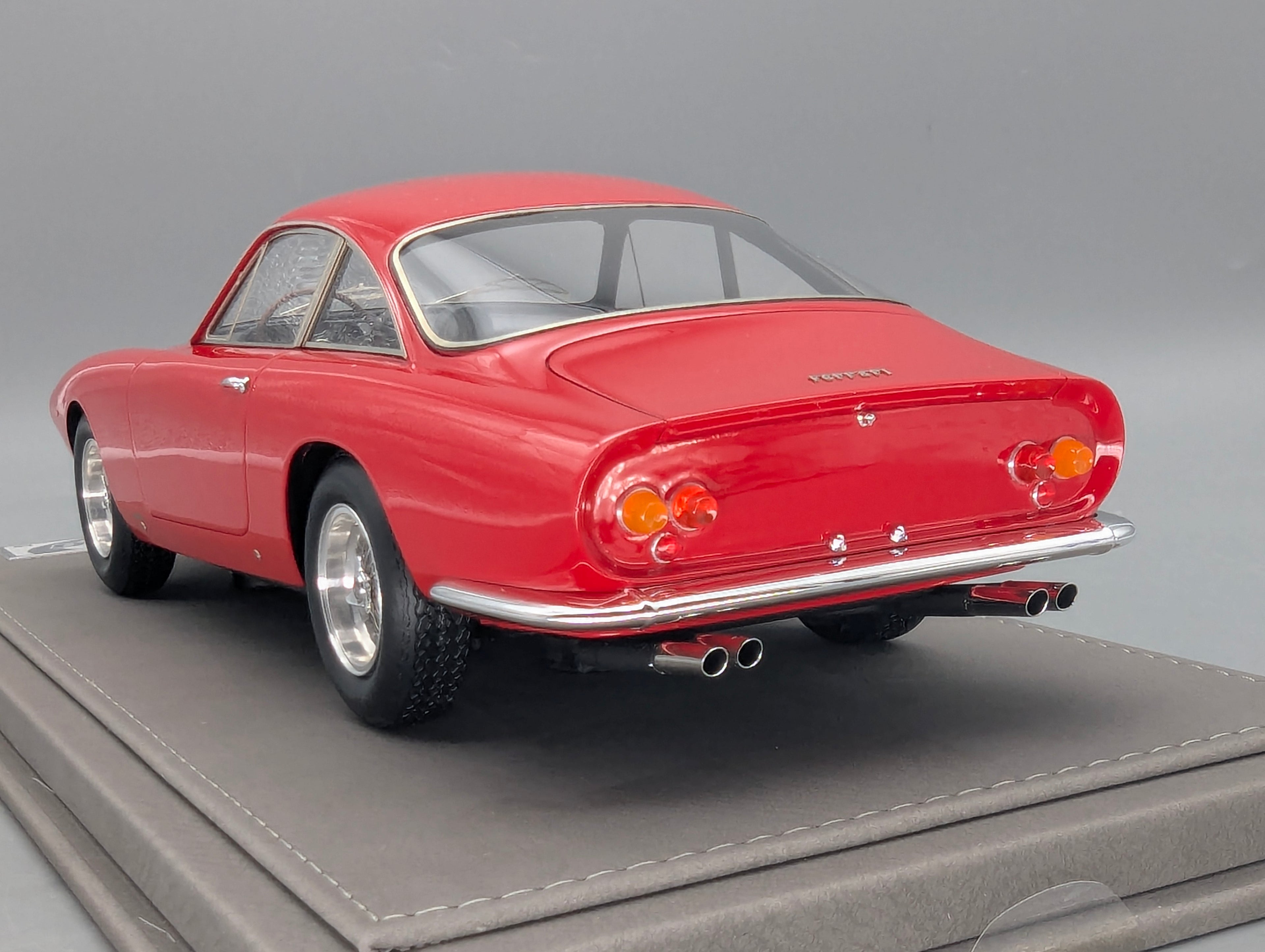 Modellautos 1:18 BBR Ferrari 250 GT Lusso S/N 4335 GT 1963 Rot Ltd 01/36 mit Lederplatte Vitrine OVP
