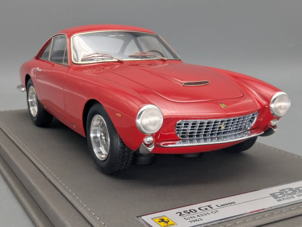 Modellautos 1:18 BBR Ferrari 250 GT Lusso S/N 4335 GT 1963 Rot Ltd 01/36 mit Lederplatte Vitrine OVP