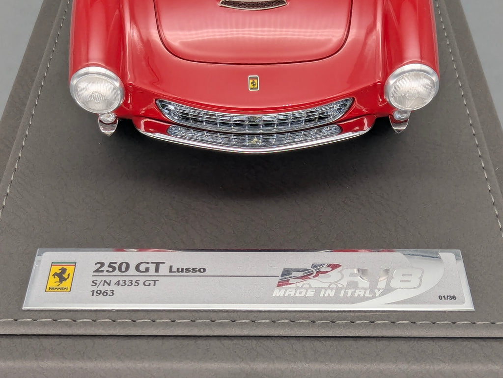 Modellautos 1:18 BBR Ferrari 250 GT Lusso S/N 4335 GT 1963 Rot Ltd 01/36 mit Lederplatte Vitrine OVP