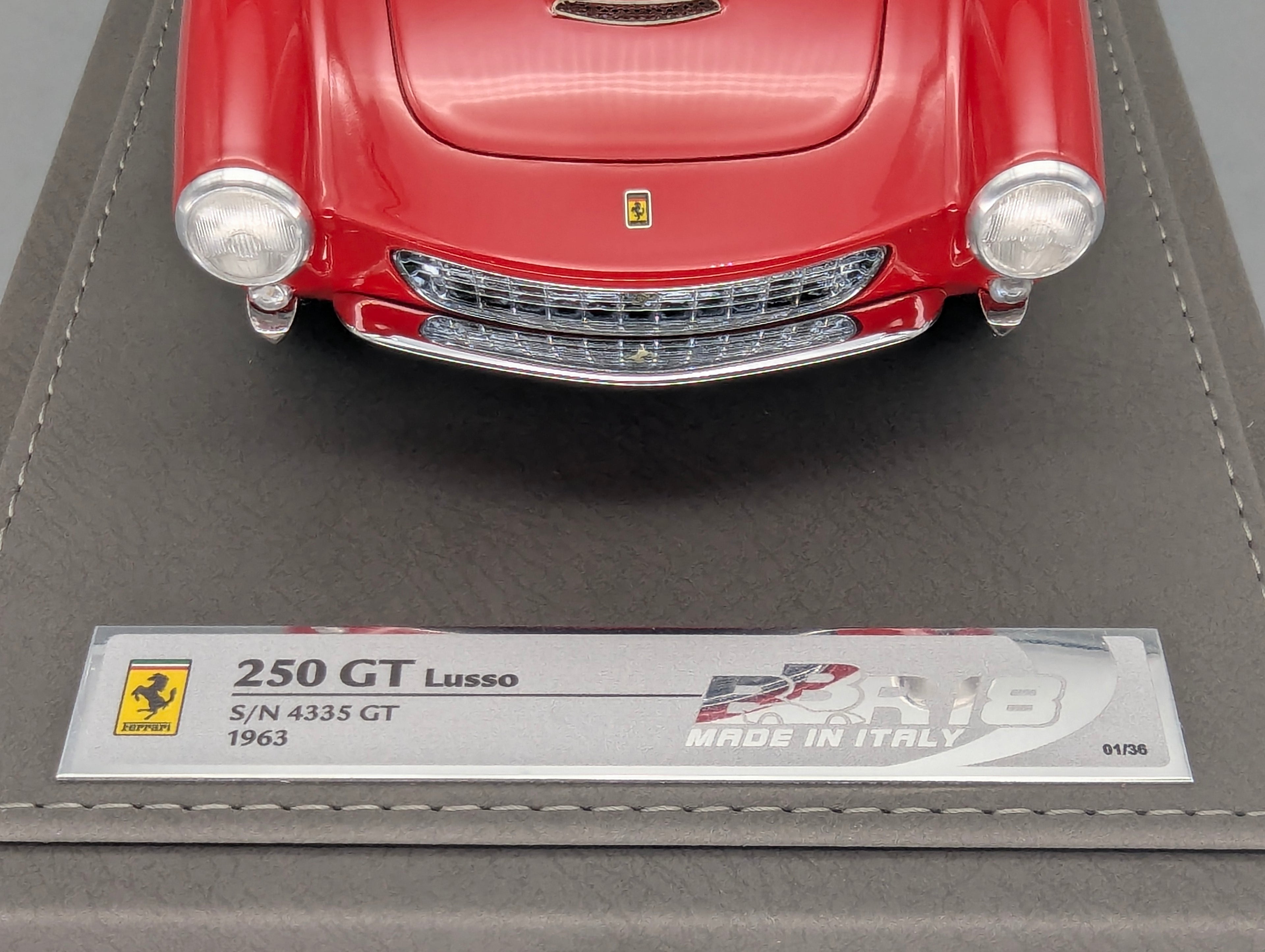 Modellautos 1:18 BBR Ferrari 250 GT Lusso S/N 4335 GT 1963 Rot Ltd 01/36 mit Lederplatte Vitrine OVP