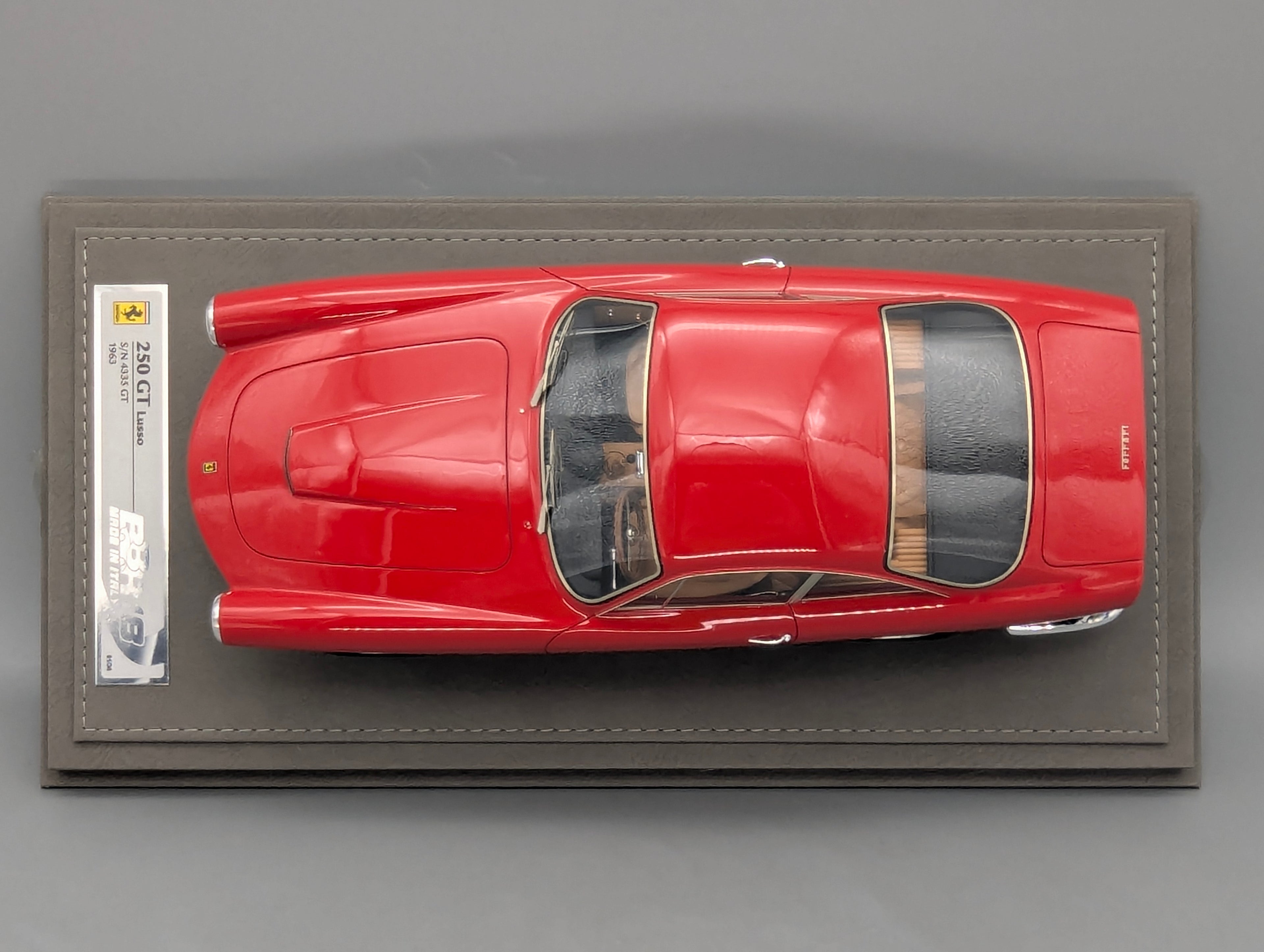 Modellautos 1:18 BBR Ferrari 250 GT Lusso S/N 4335 GT 1963 Rot Ltd 01/36 mit Lederplatte Vitrine OVP