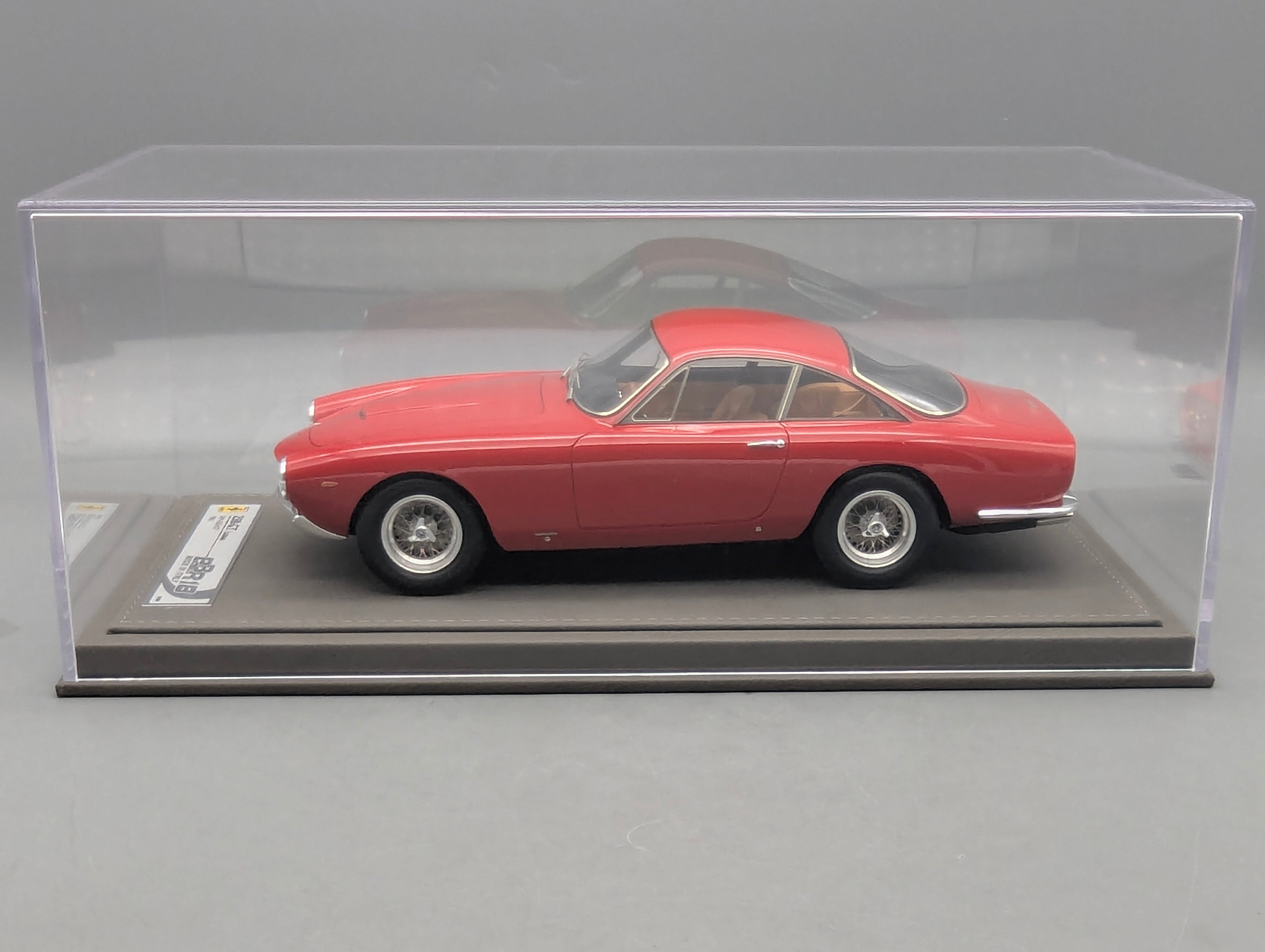 Modellautos 1:18 BBR Ferrari 250 GT Lusso S/N 4335 GT 1963 Rot Ltd 01/36 mit Lederplatte Vitrine OVP