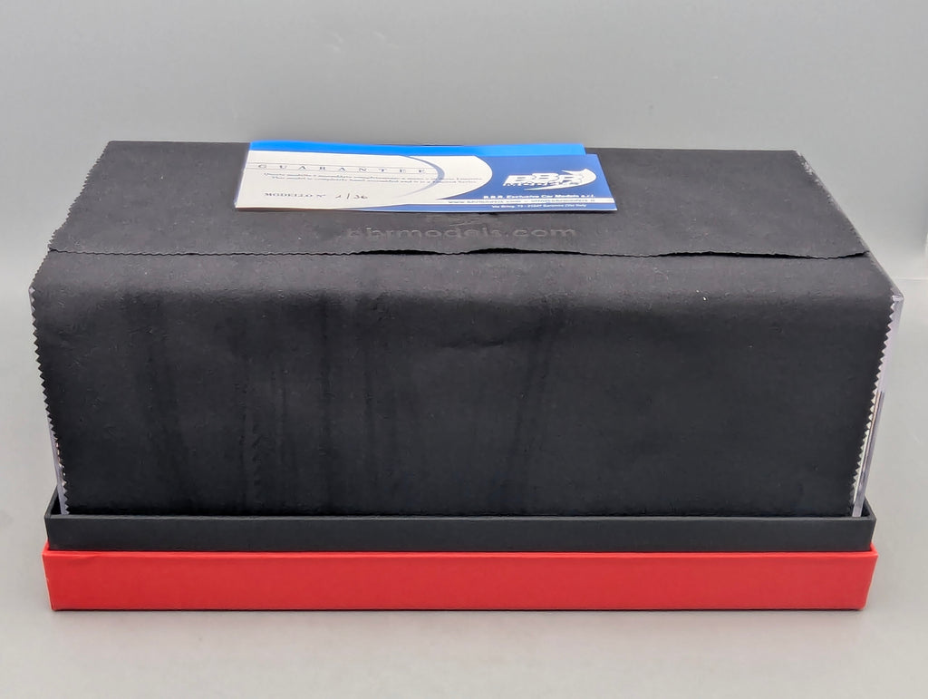Modellautos 1:18 BBR Ferrari 250 GT Lusso S/N 4335 GT 1963 Rot Ltd 01/36 mit Lederplatte Vitrine OVP