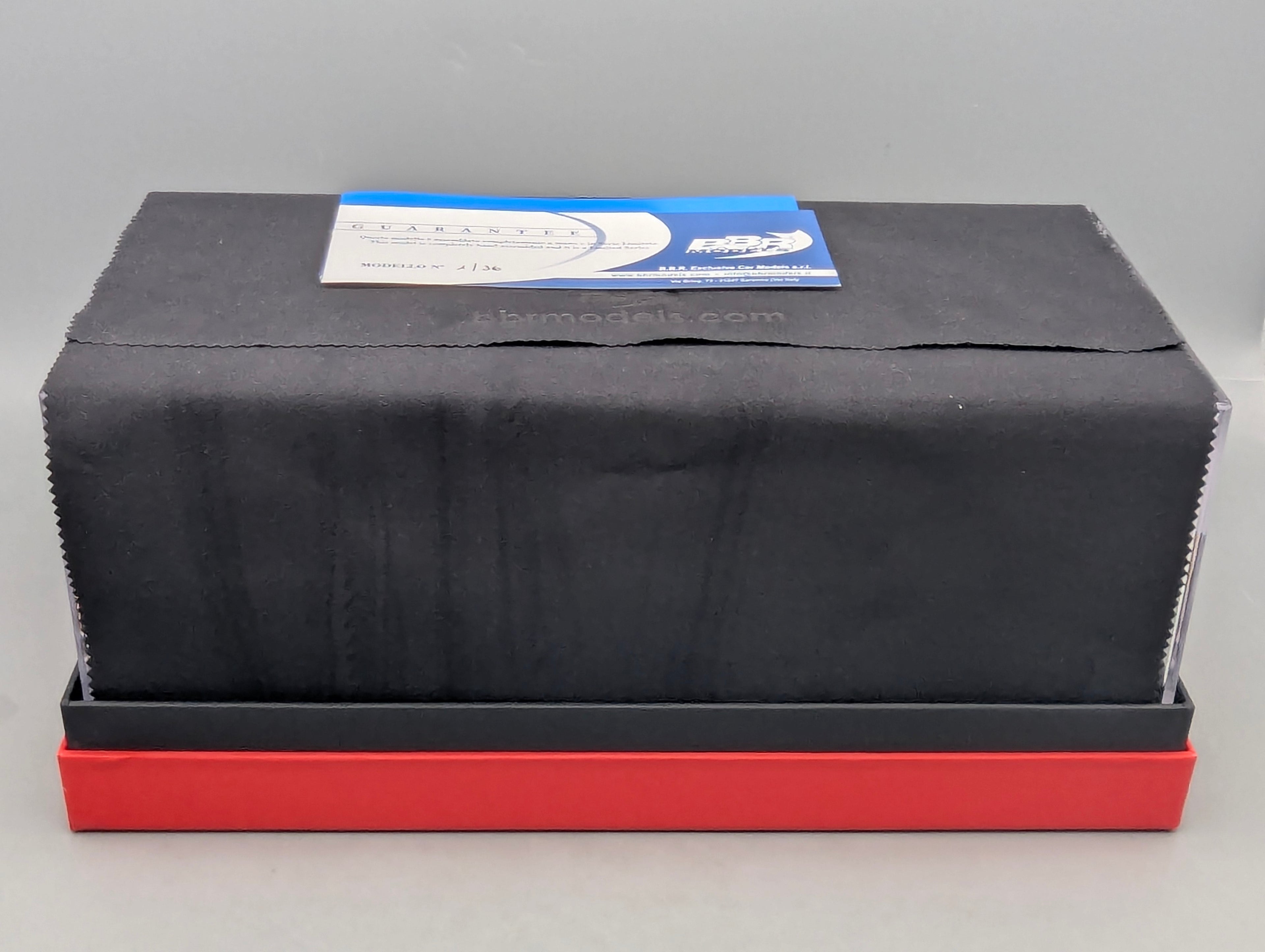Modellautos 1:18 BBR Ferrari 250 GT Lusso S/N 4335 GT 1963 Rot Ltd 01/36 mit Lederplatte Vitrine OVP