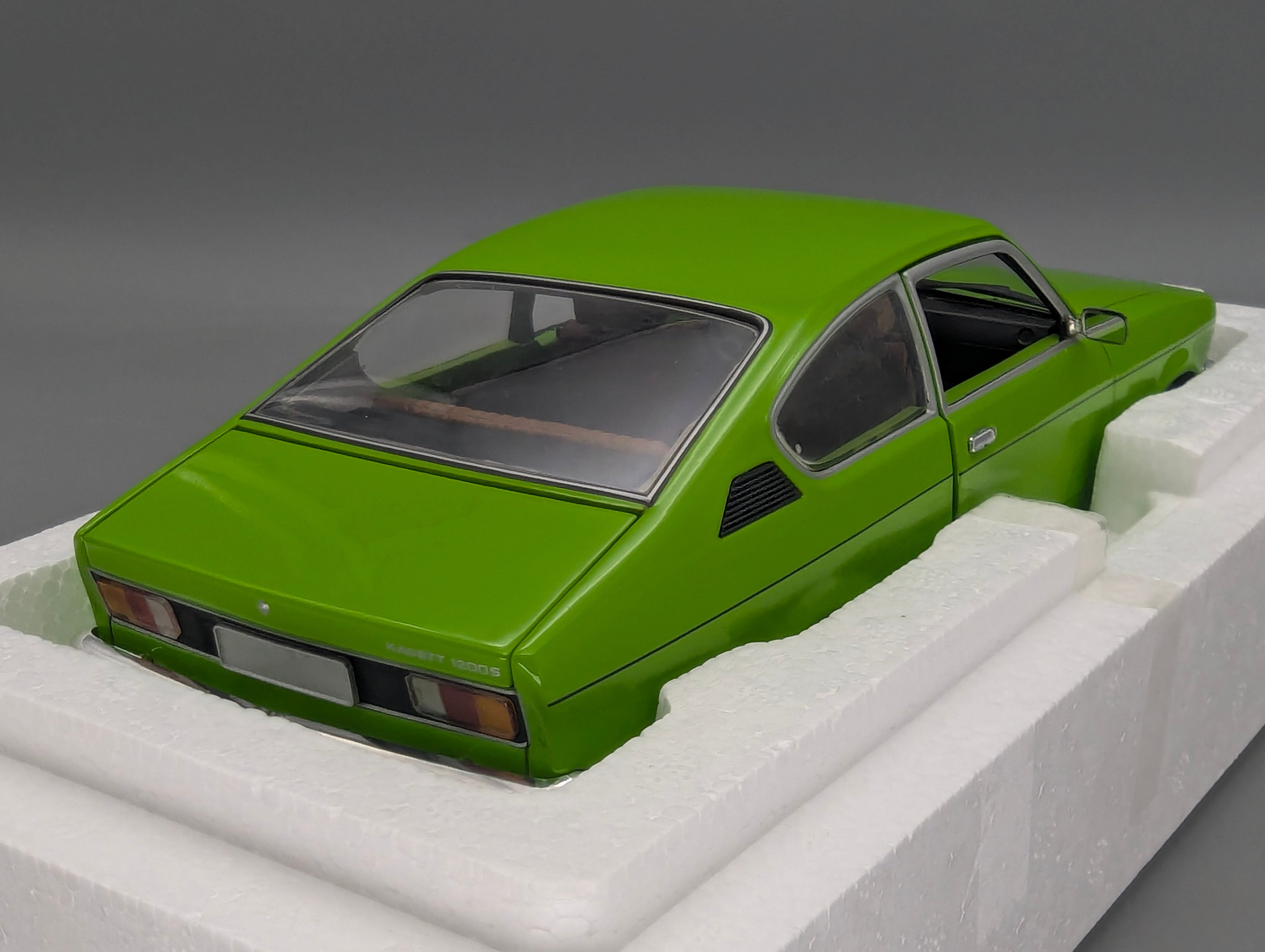 Modellautos 1:18 Minichamps Opel Kadett C Coupe 1976 Grün mit OVP