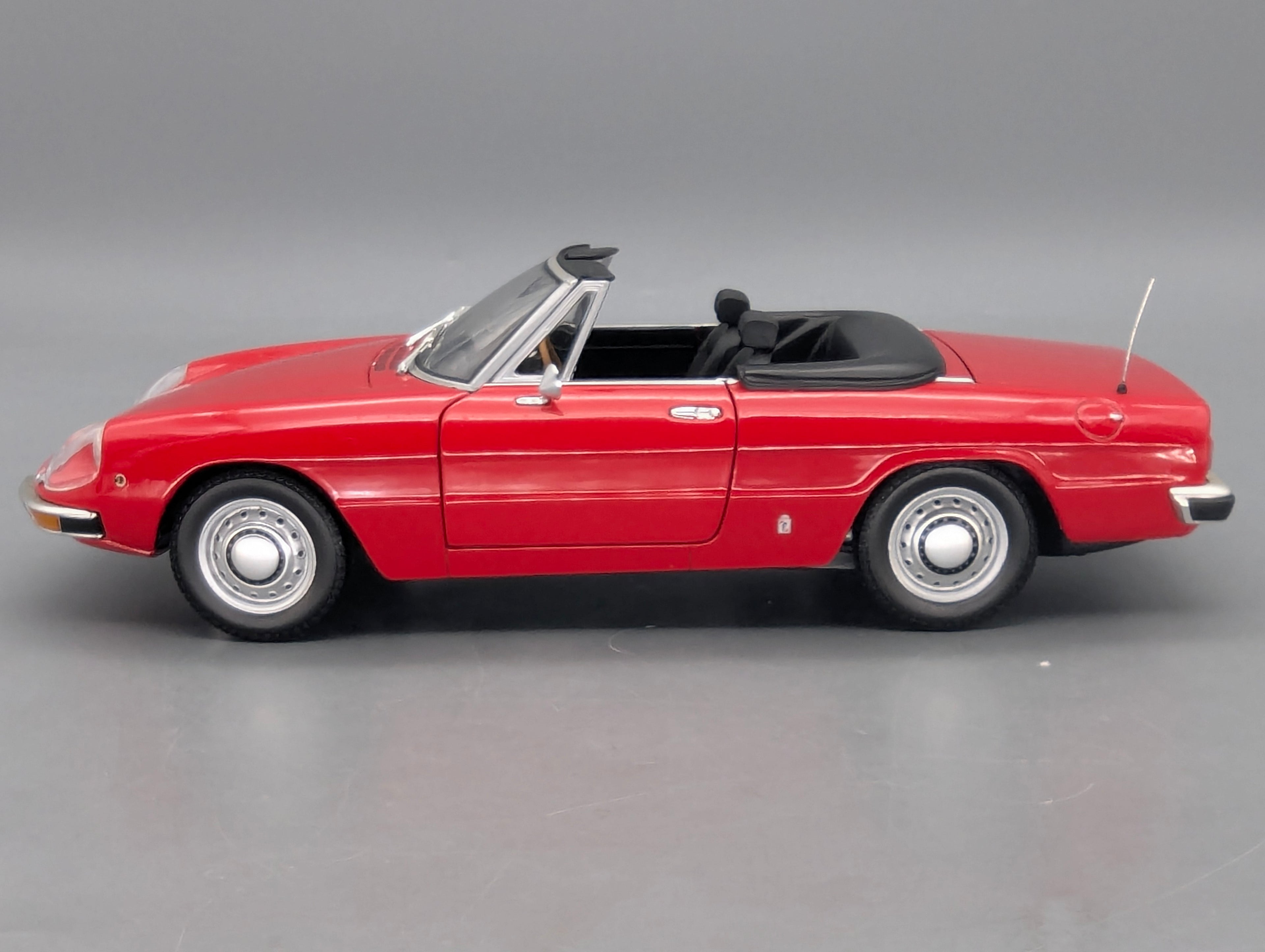 Modellautos 1:18 Minichamps Alfa Romeo 2000 Spider 1970 Rot mit OVP