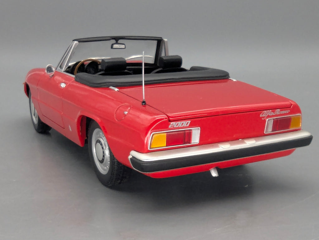 Modellautos 1:18 Minichamps Alfa Romeo 2000 Spider 1970 Rot mit OVP
