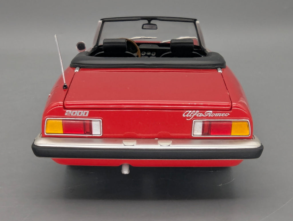 Modellautos 1:18 Minichamps Alfa Romeo 2000 Spider 1970 Rot mit OVP