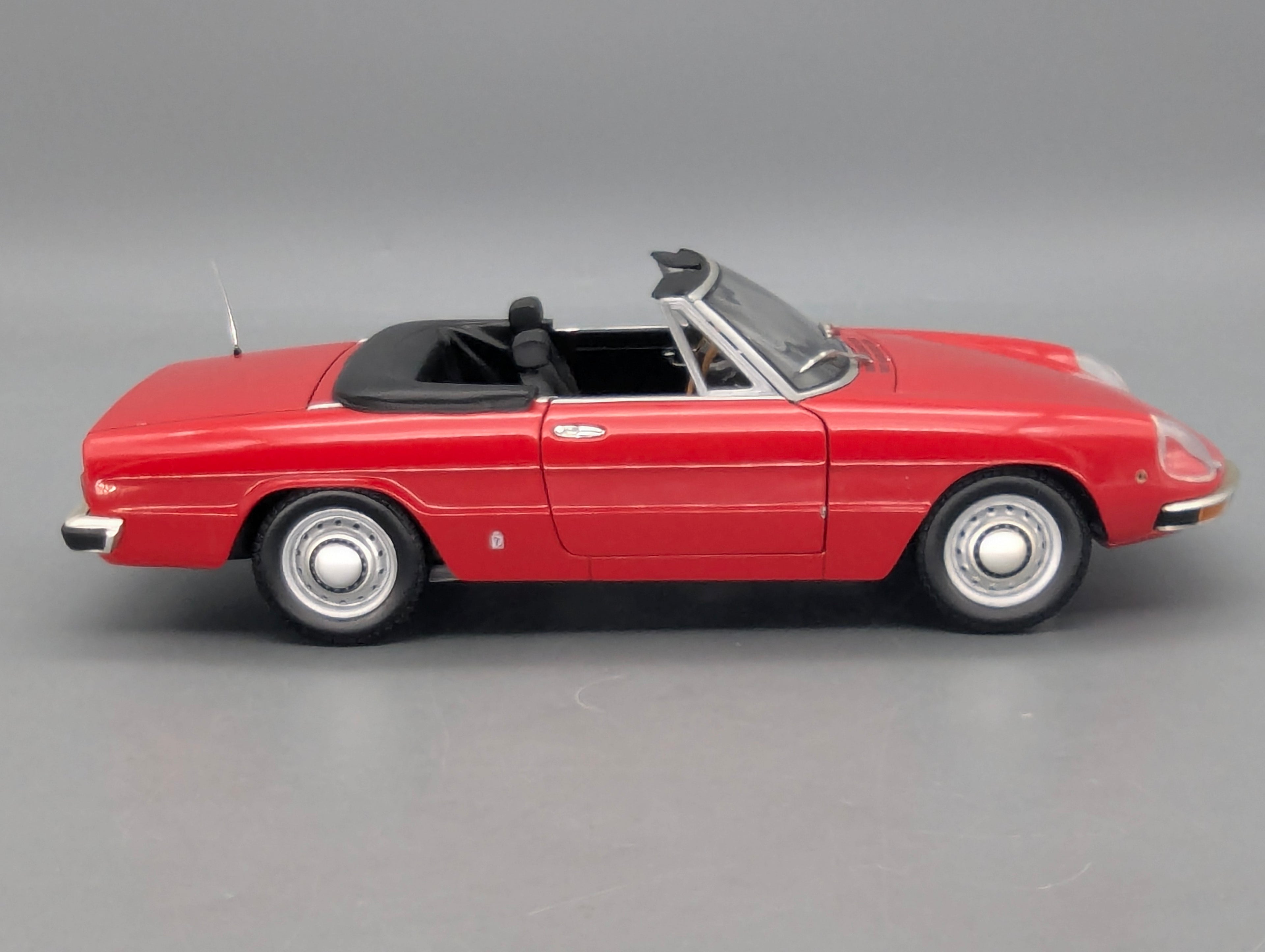 Modellautos 1:18 Minichamps Alfa Romeo 2000 Spider 1970 Rot mit OVP