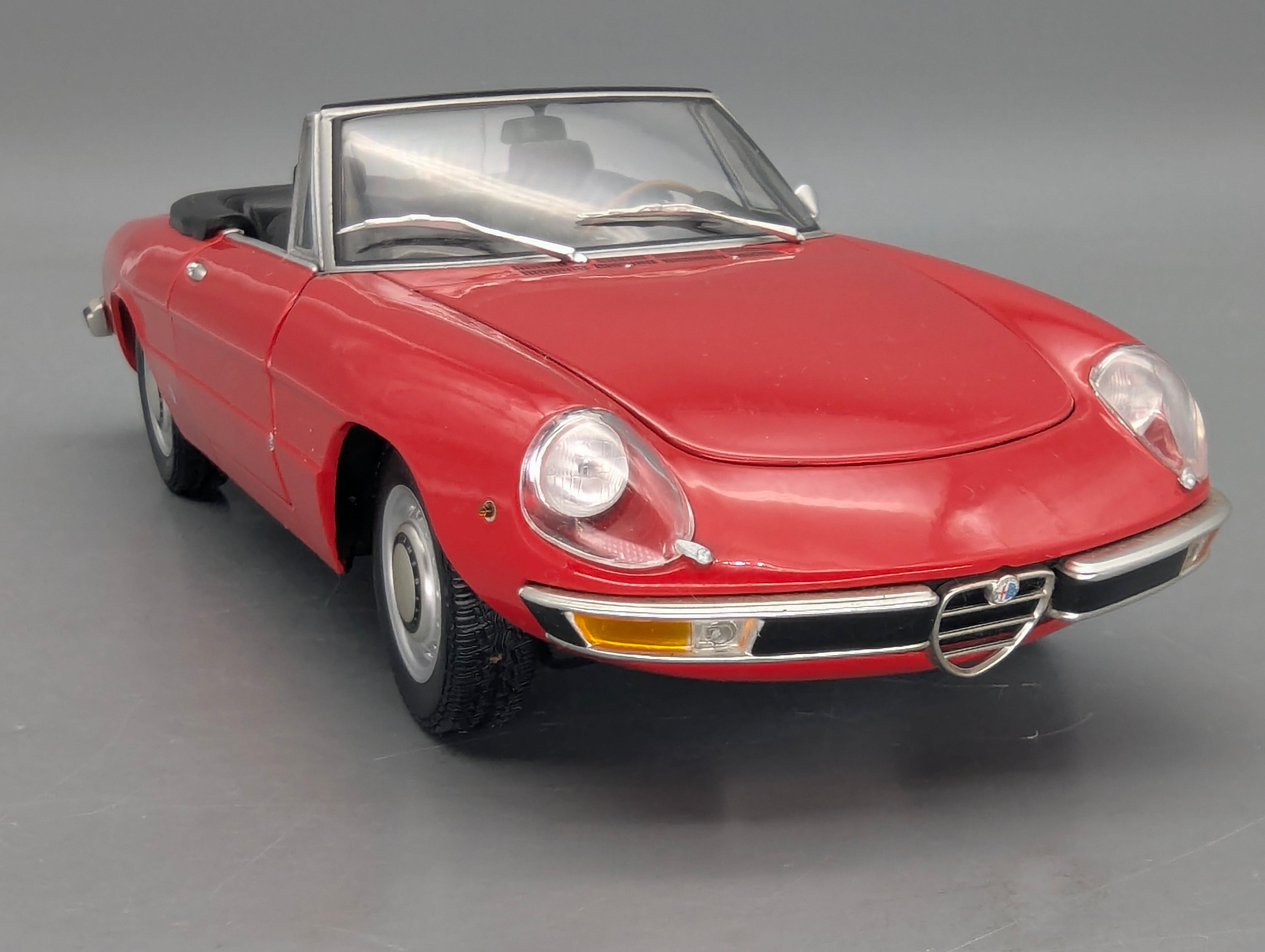 Modellautos 1:18 Minichamps Alfa Romeo 2000 Spider 1970 Rot mit OVP