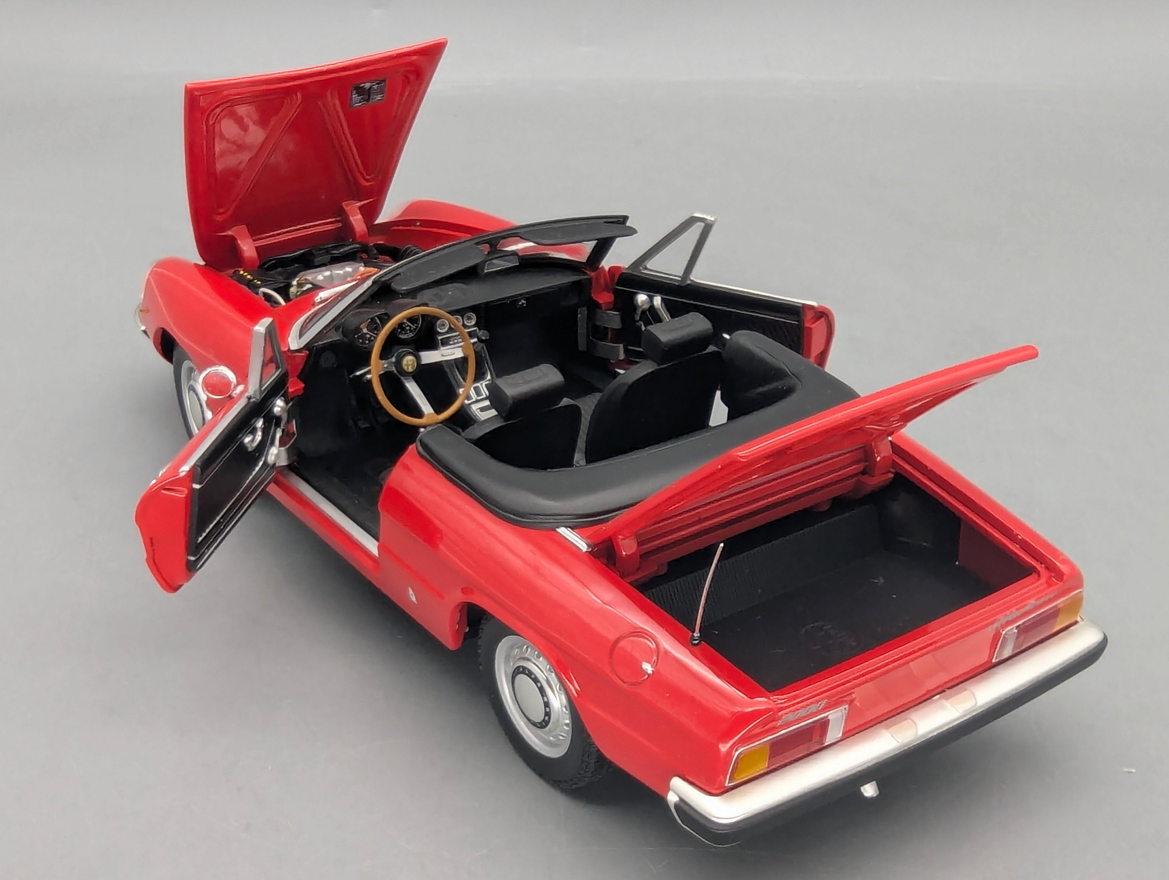 Modellautos 1:18 Minichamps Alfa Romeo 2000 Spider 1970 Rot mit OVP