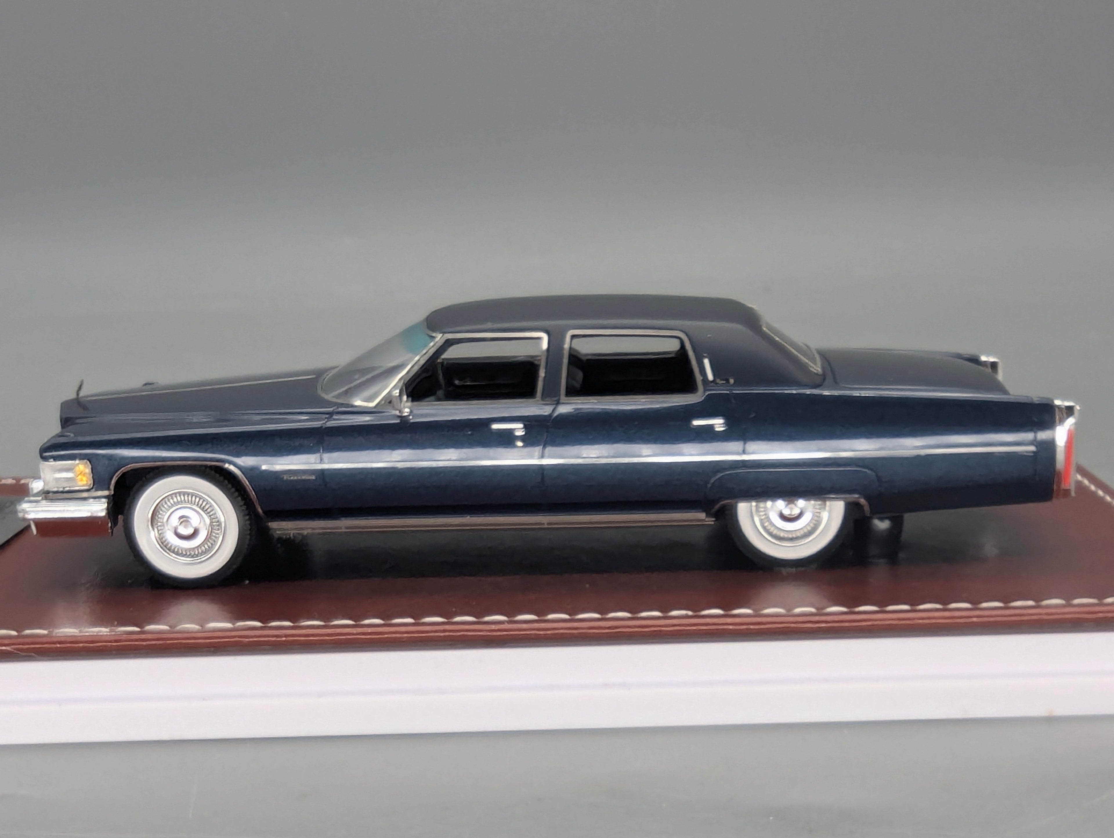 Modellautos 1:43 GIM 017a Cadillac Fleetwood Brougham 1976 Blau 45/150 mit OVP
