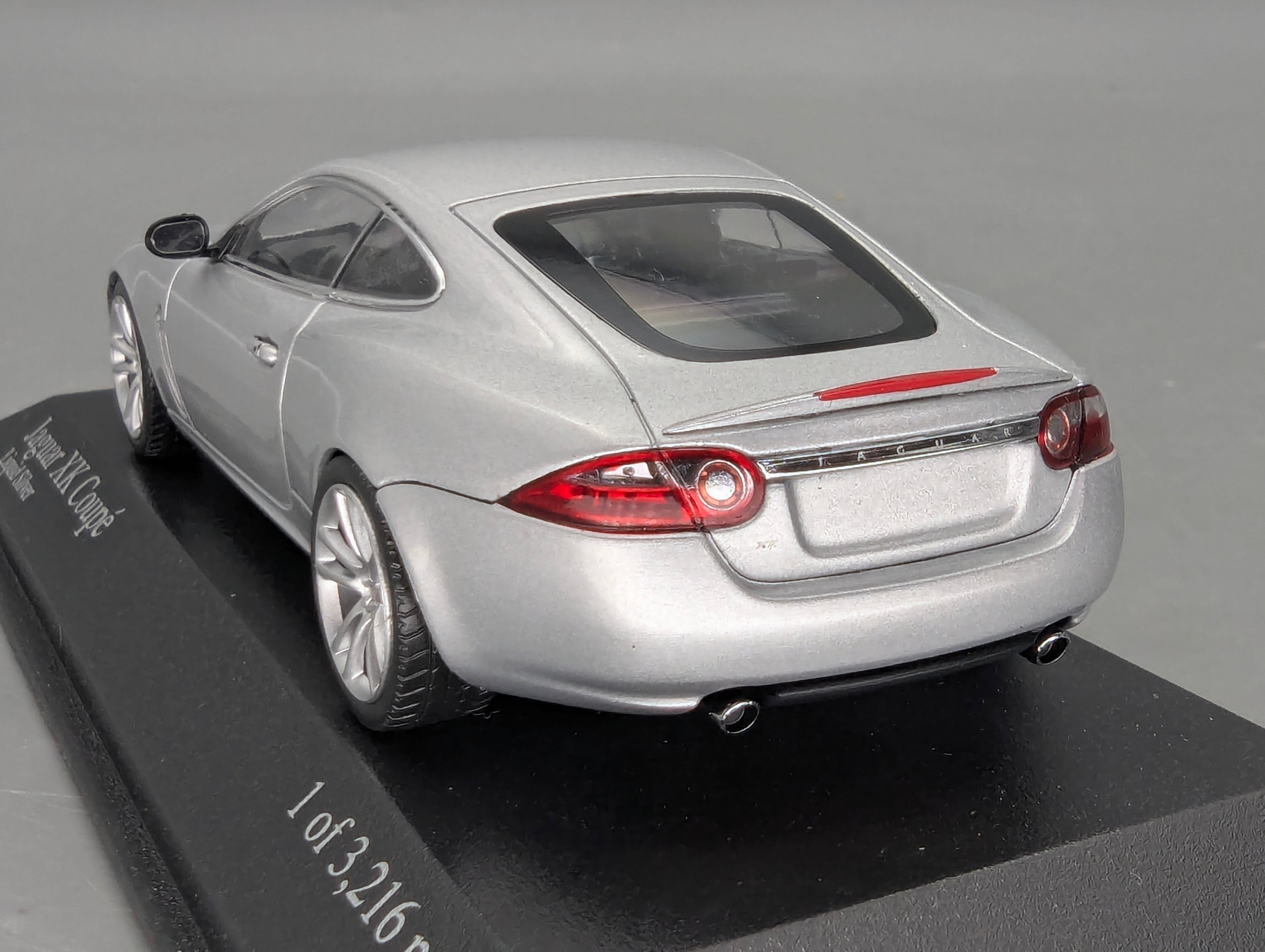Modellautos 1:43 Minichamps Jaguar XK Coupe 2006 Liquid Silver mit OVP