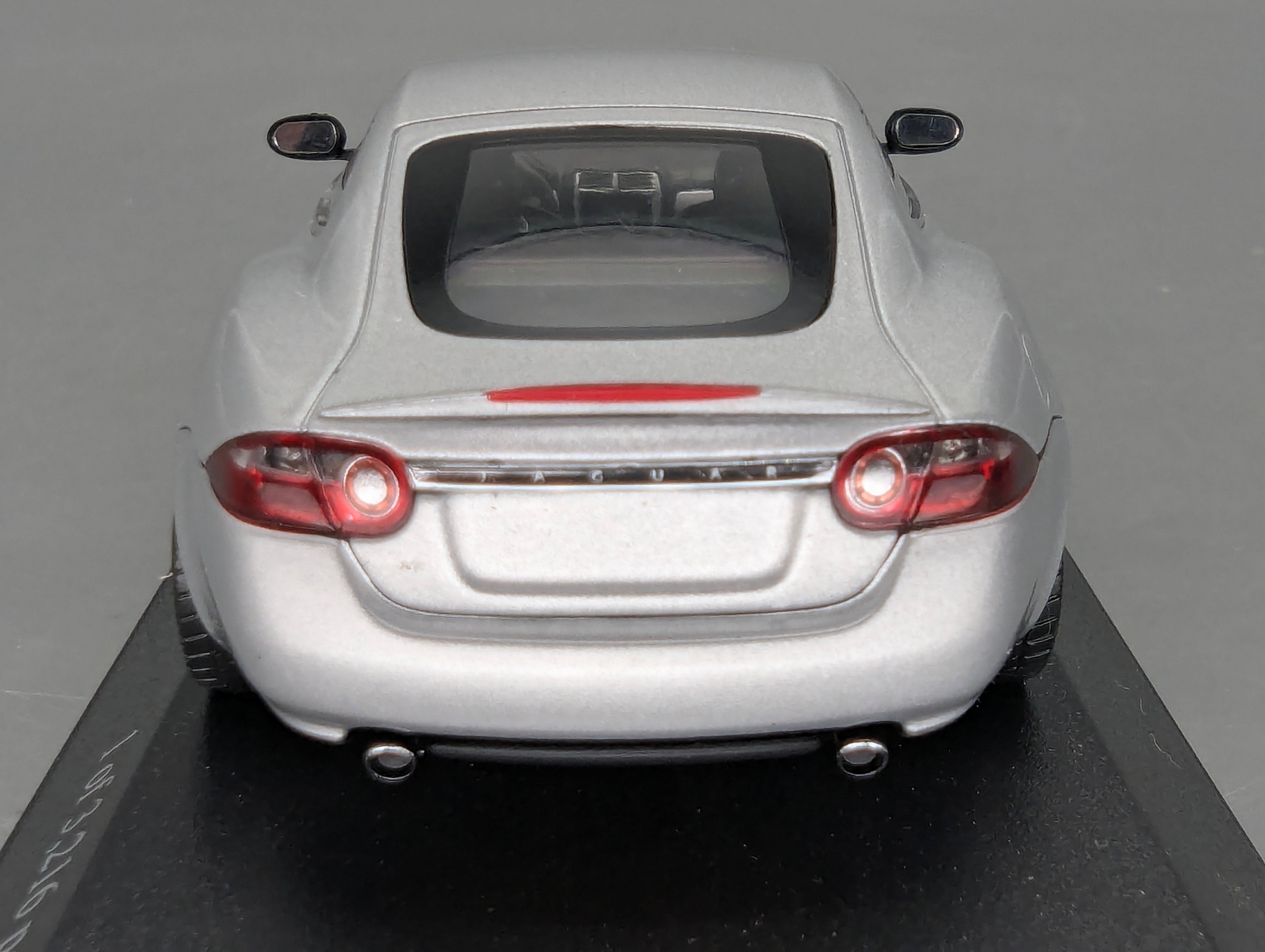 Modellautos 1:43 Minichamps Jaguar XK Coupe 2006 Liquid Silver mit OVP
