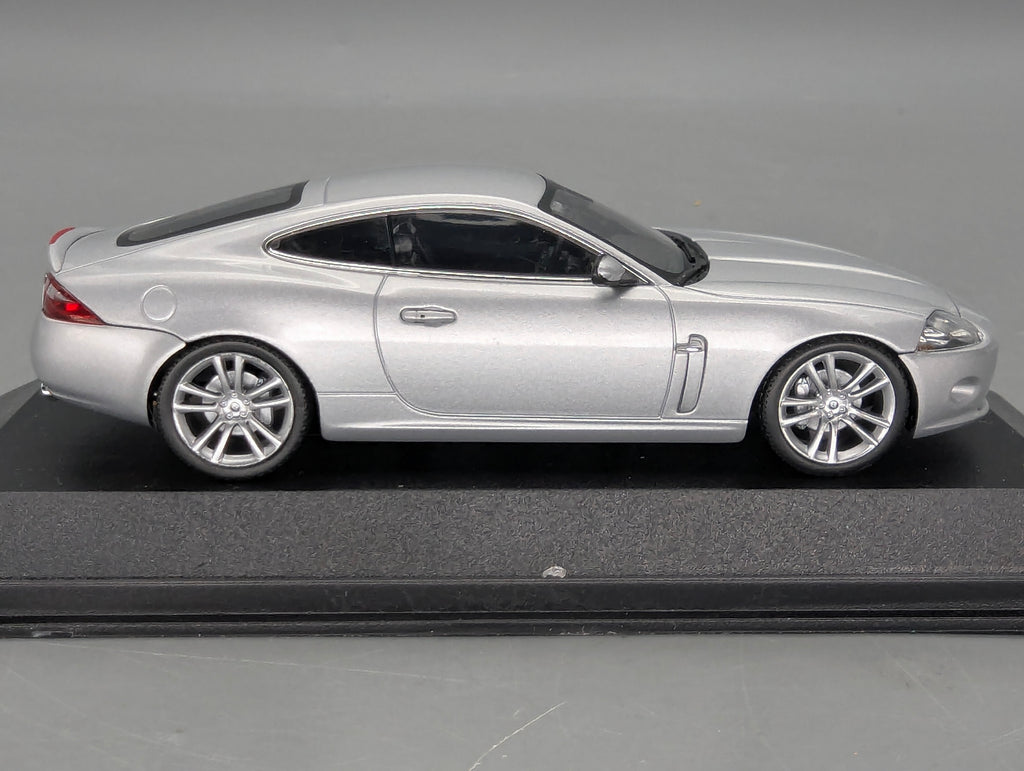 Modellautos 1:43 Minichamps Jaguar XK Coupe 2006 Liquid Silver mit OVP