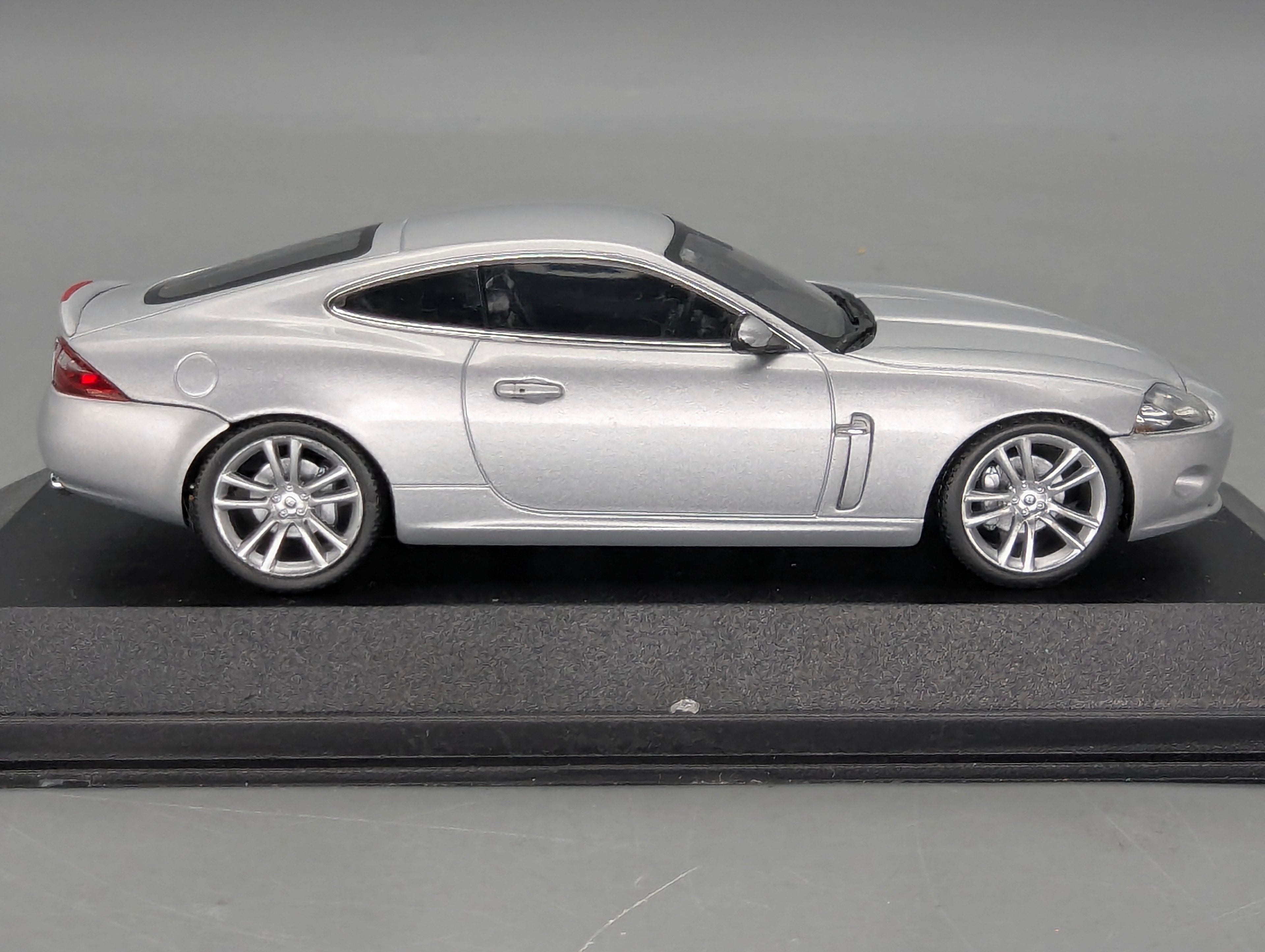 Modellautos 1:43 Minichamps Jaguar XK Coupe 2006 Liquid Silver mit OVP