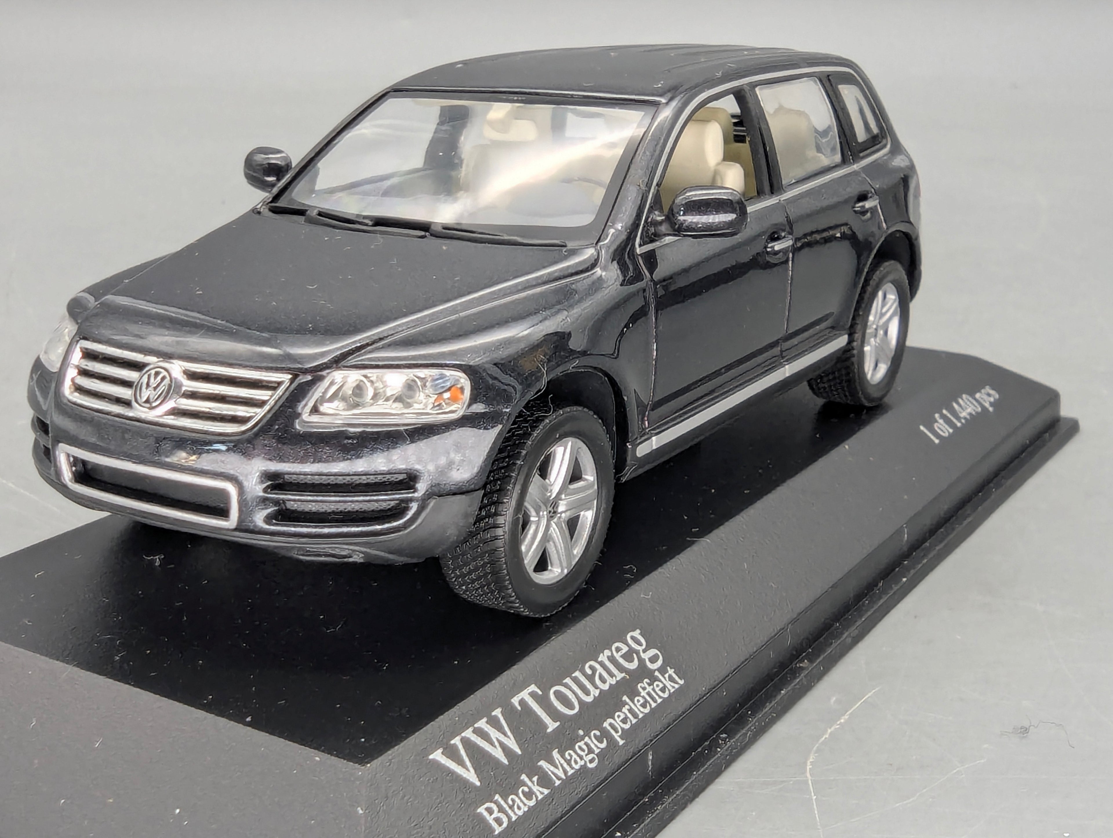 Modellautos 1:43 Minichamps Volkswagen VW Touareg 2002 Black Magic Perleffekt mit OVP