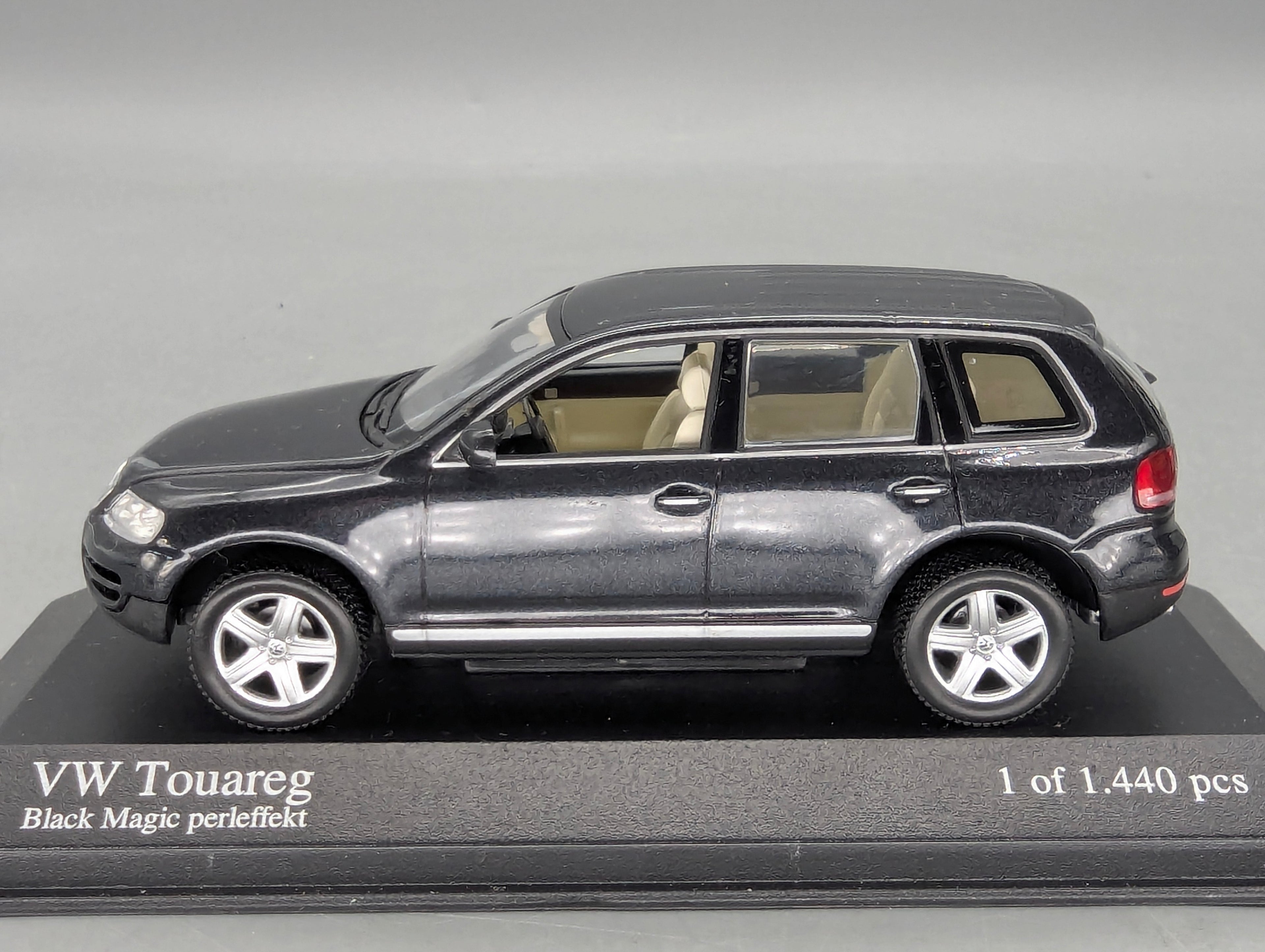 Modellautos 1:43 Minichamps Volkswagen VW Touareg 2002 Black Magic Perleffekt mit OVP