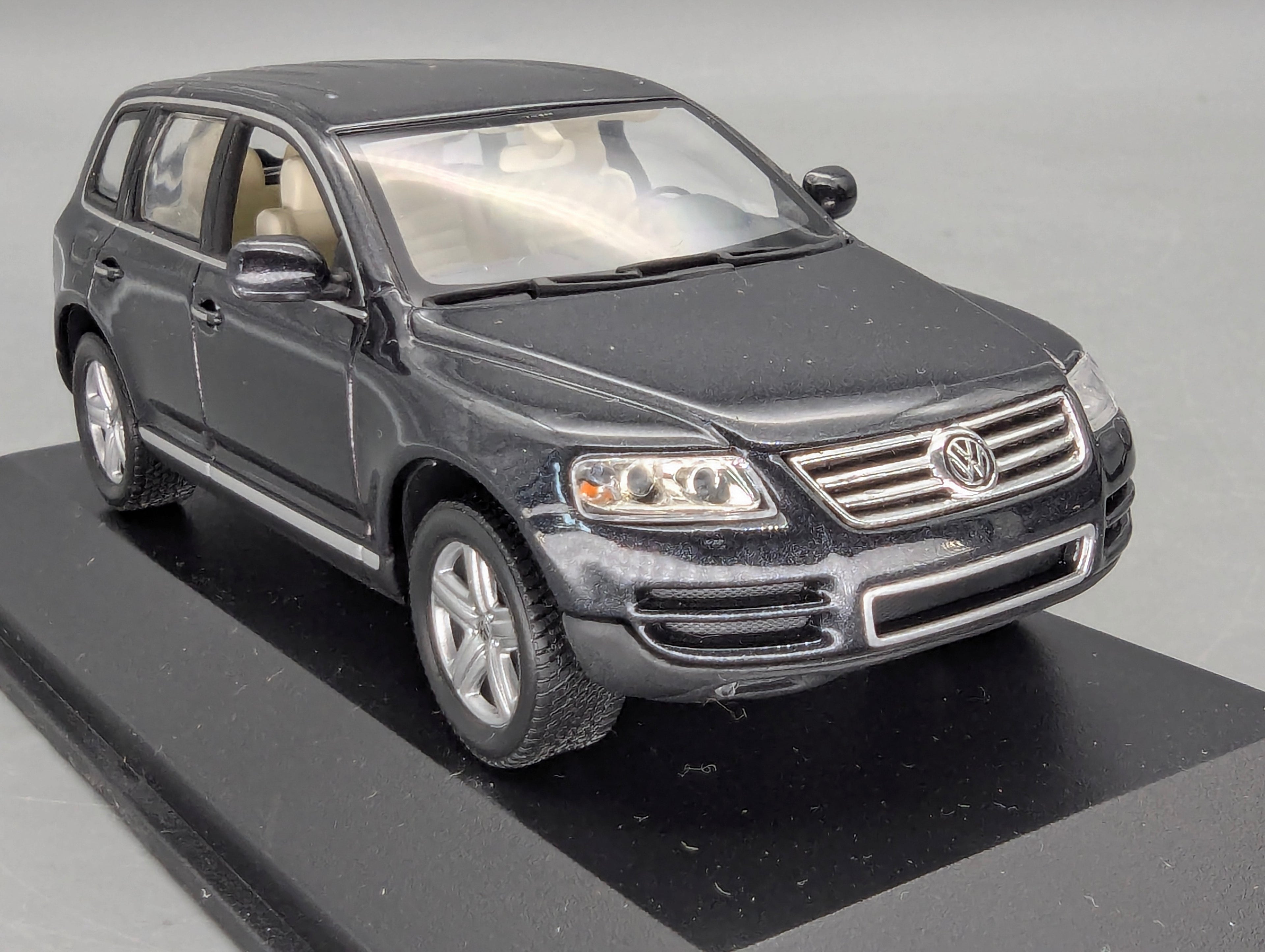 Modellautos 1:43 Minichamps Volkswagen VW Touareg 2002 Black Magic Perleffekt mit OVP