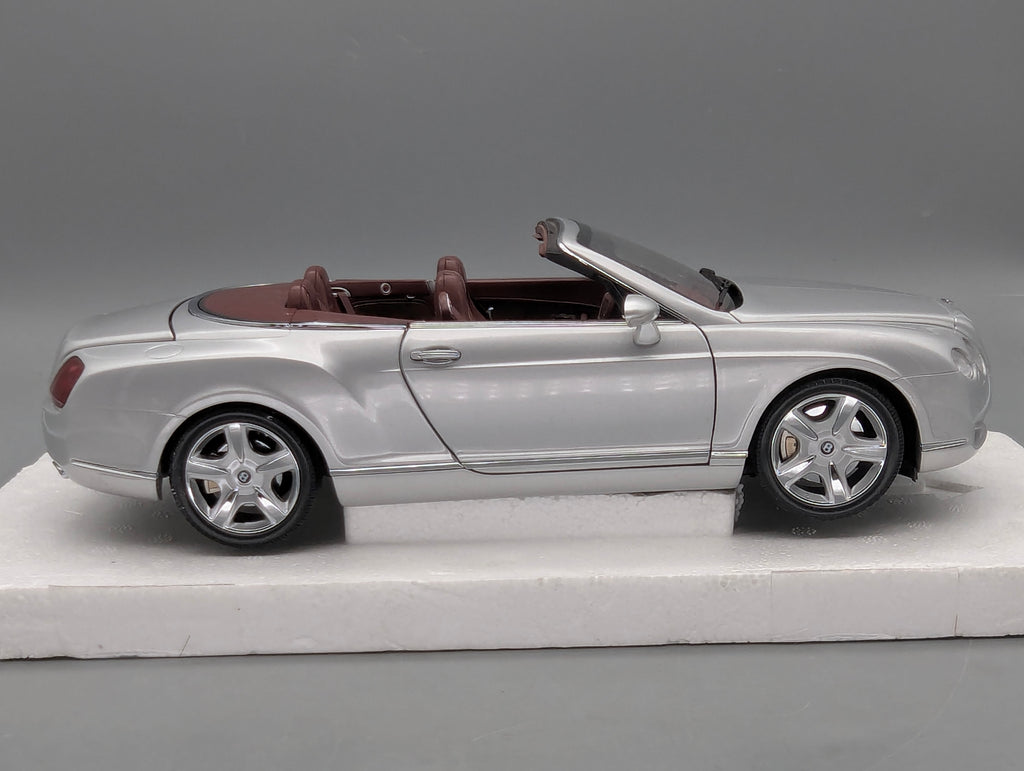 Model Cars 1:43 Minichamps Mercedes Benz SL65 AMG Black Series Silver with original packaging