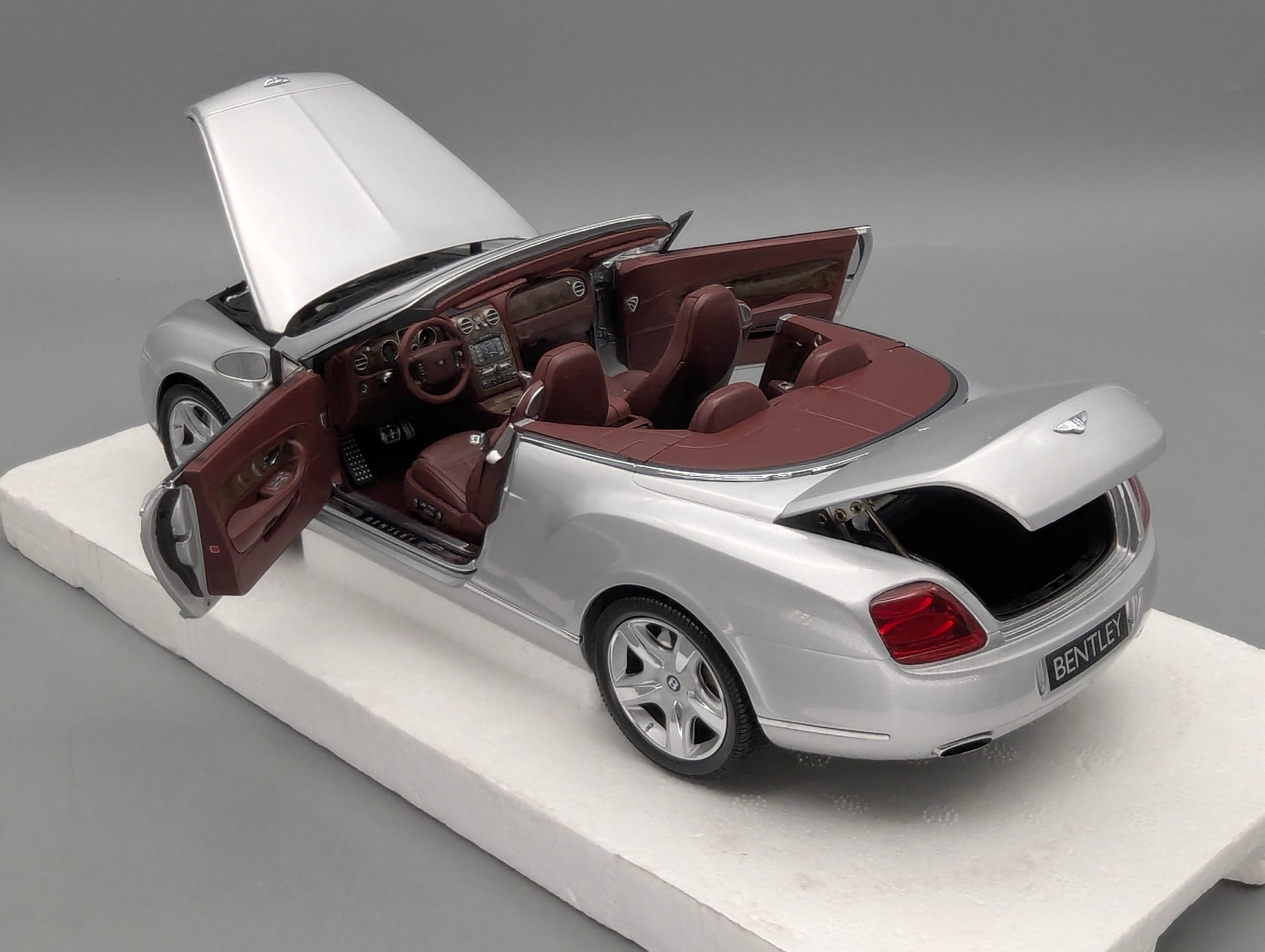Model Cars 1:43 Minichamps Mercedes Benz SL65 AMG Black Series Silver with original packaging