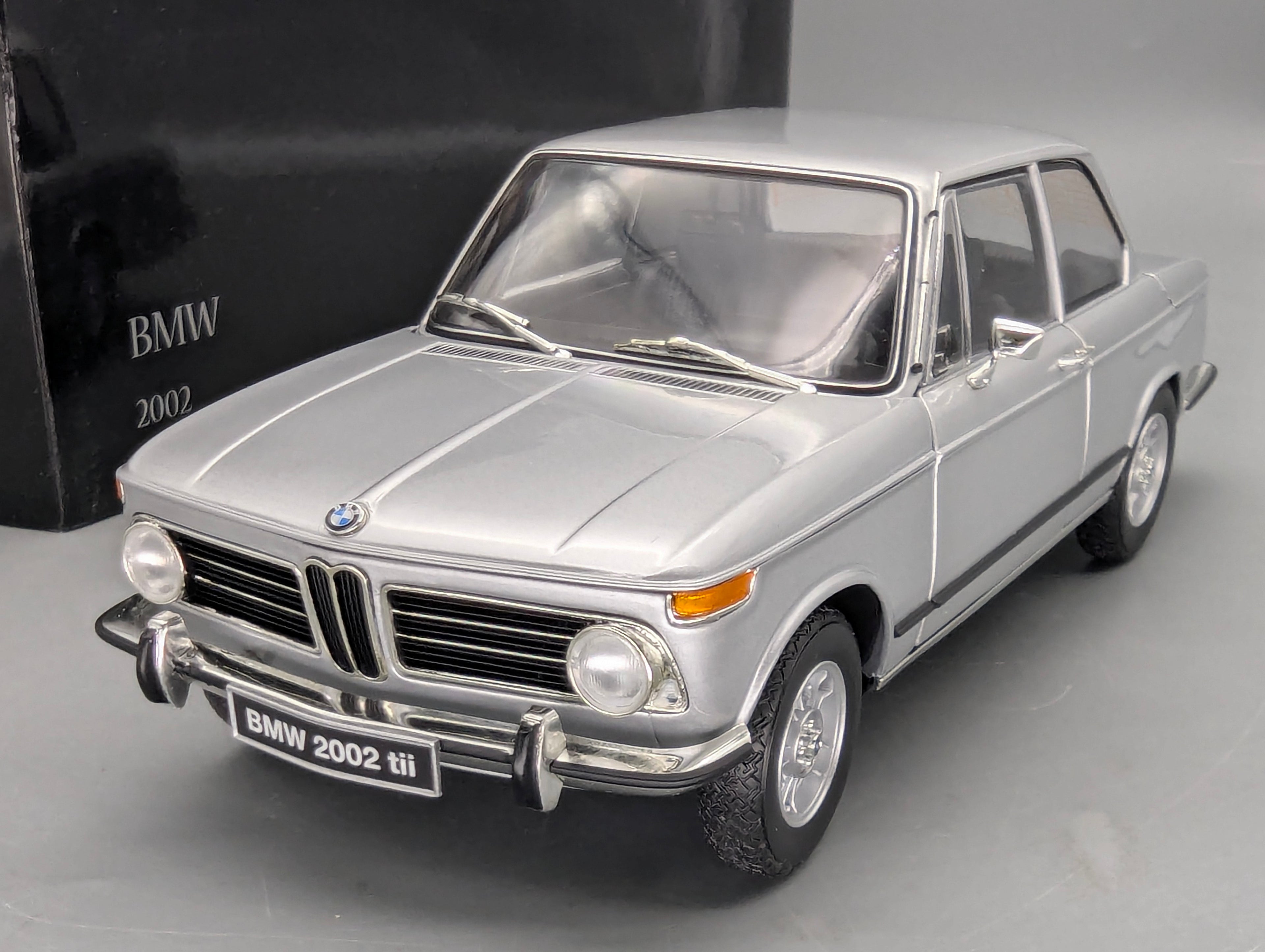 Modellautos 1:18 Kyosho 08543S BMW 2002 tii Silber mit OVP