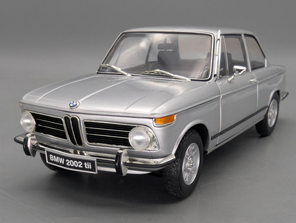 Modellautos 1:18 Kyosho 08543S BMW 2002 tii Silber mit OVP