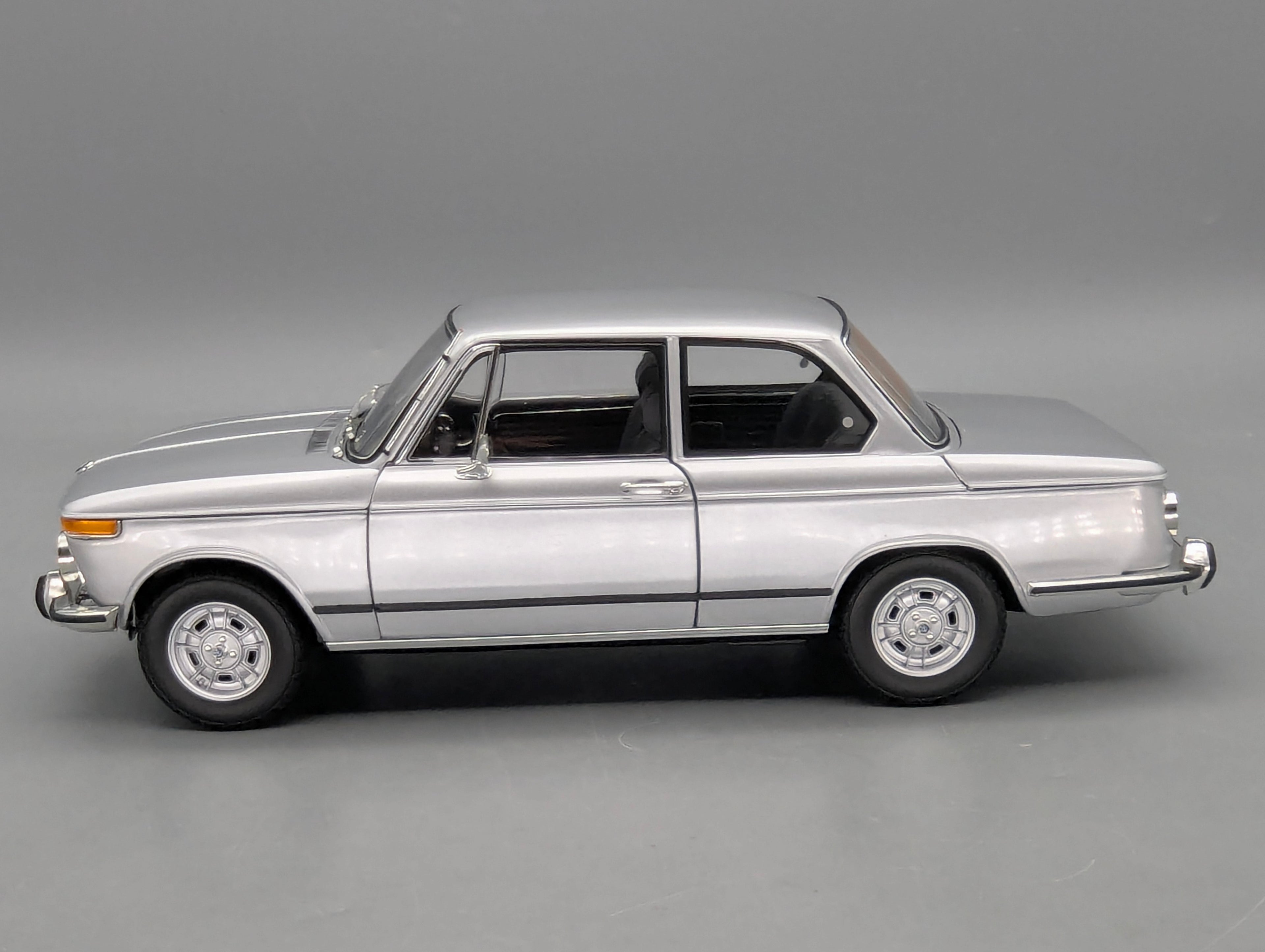Modellautos 1:18 Kyosho 08543S BMW 2002 tii Silber mit OVP