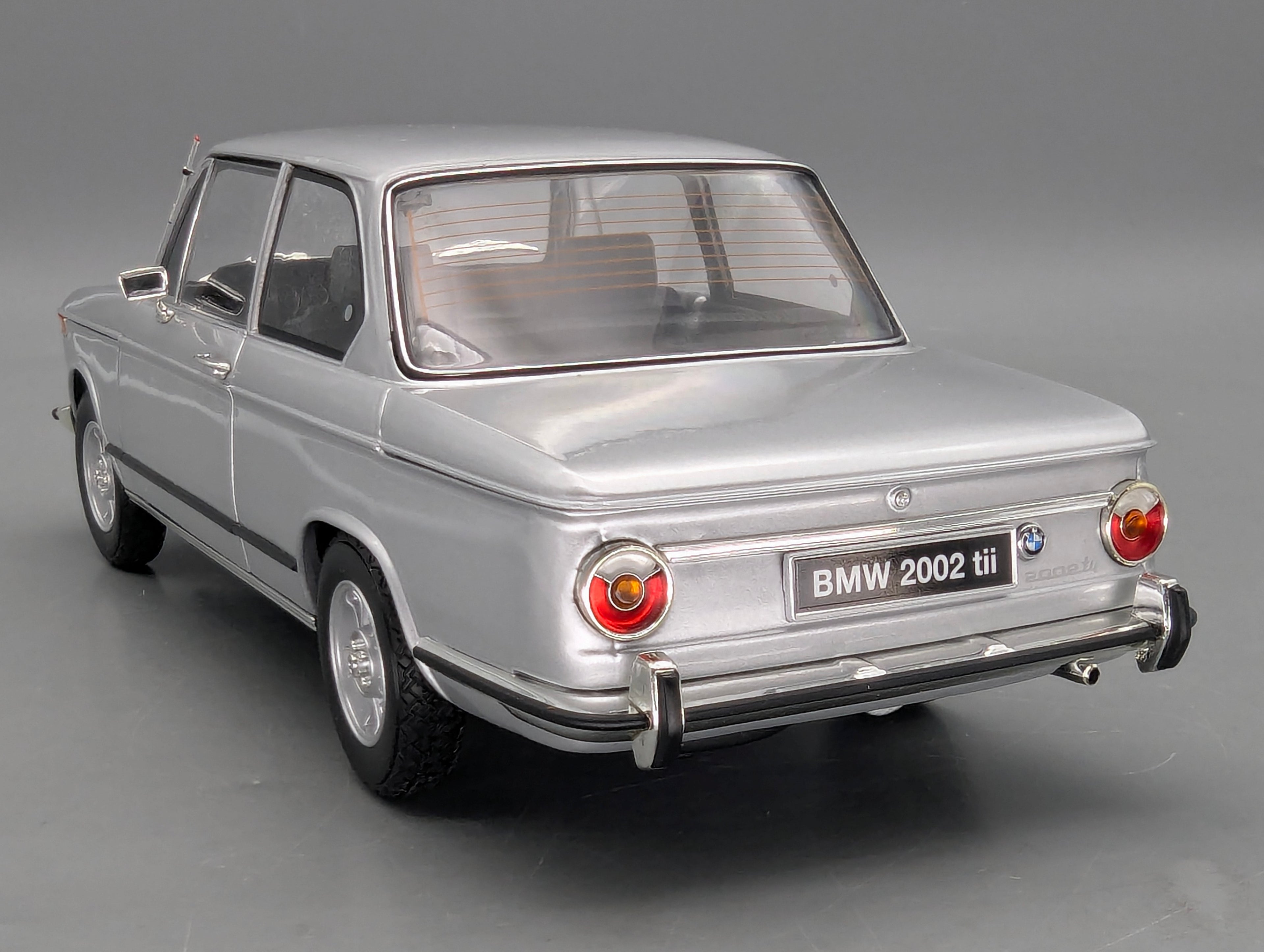 Modellautos 1:18 Kyosho 08543S BMW 2002 tii Silber mit OVP