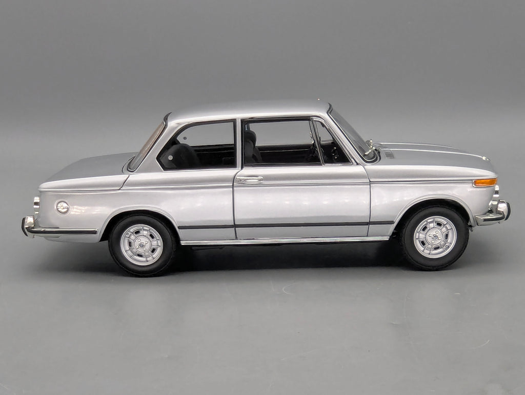 Modellautos 1:18 Kyosho 08543S BMW 2002 tii Silber mit OVP