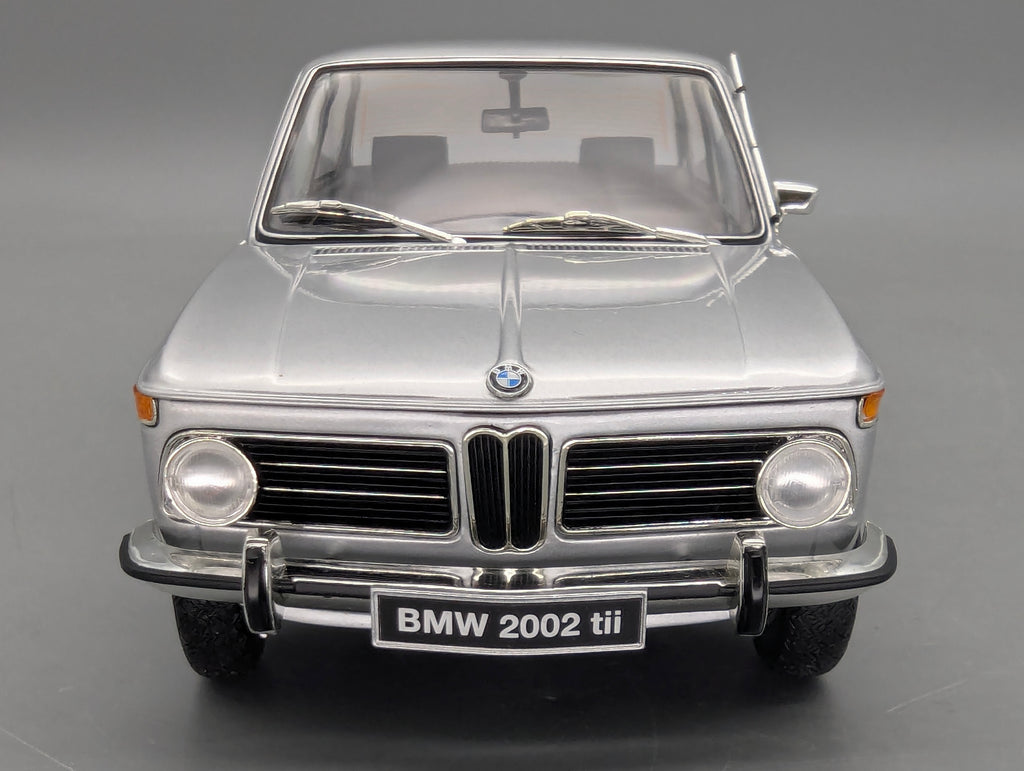 Modellautos 1:18 Kyosho 08543S BMW 2002 tii Silber mit OVP