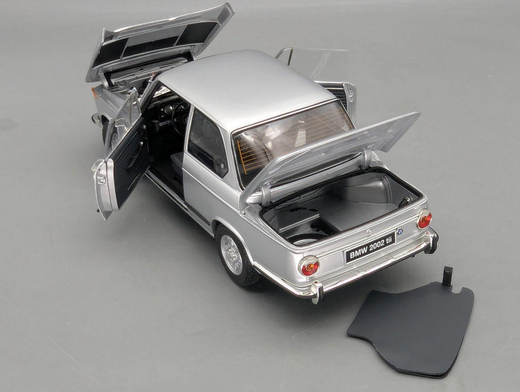 Modellautos 1:18 Kyosho 08543S BMW 2002 tii Silber mit OVP