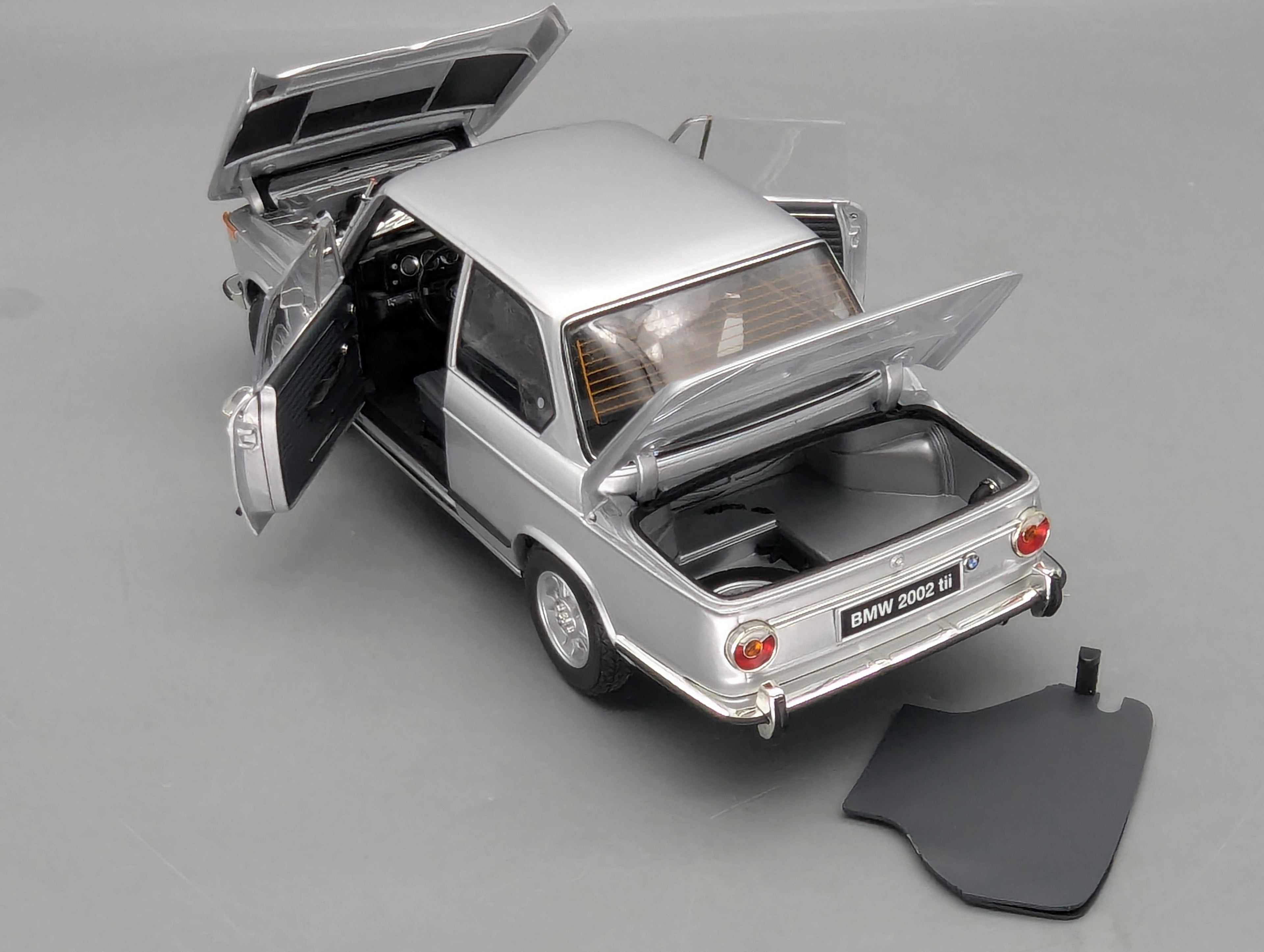 Modellautos 1:18 Kyosho 08543S BMW 2002 tii Silber mit OVP