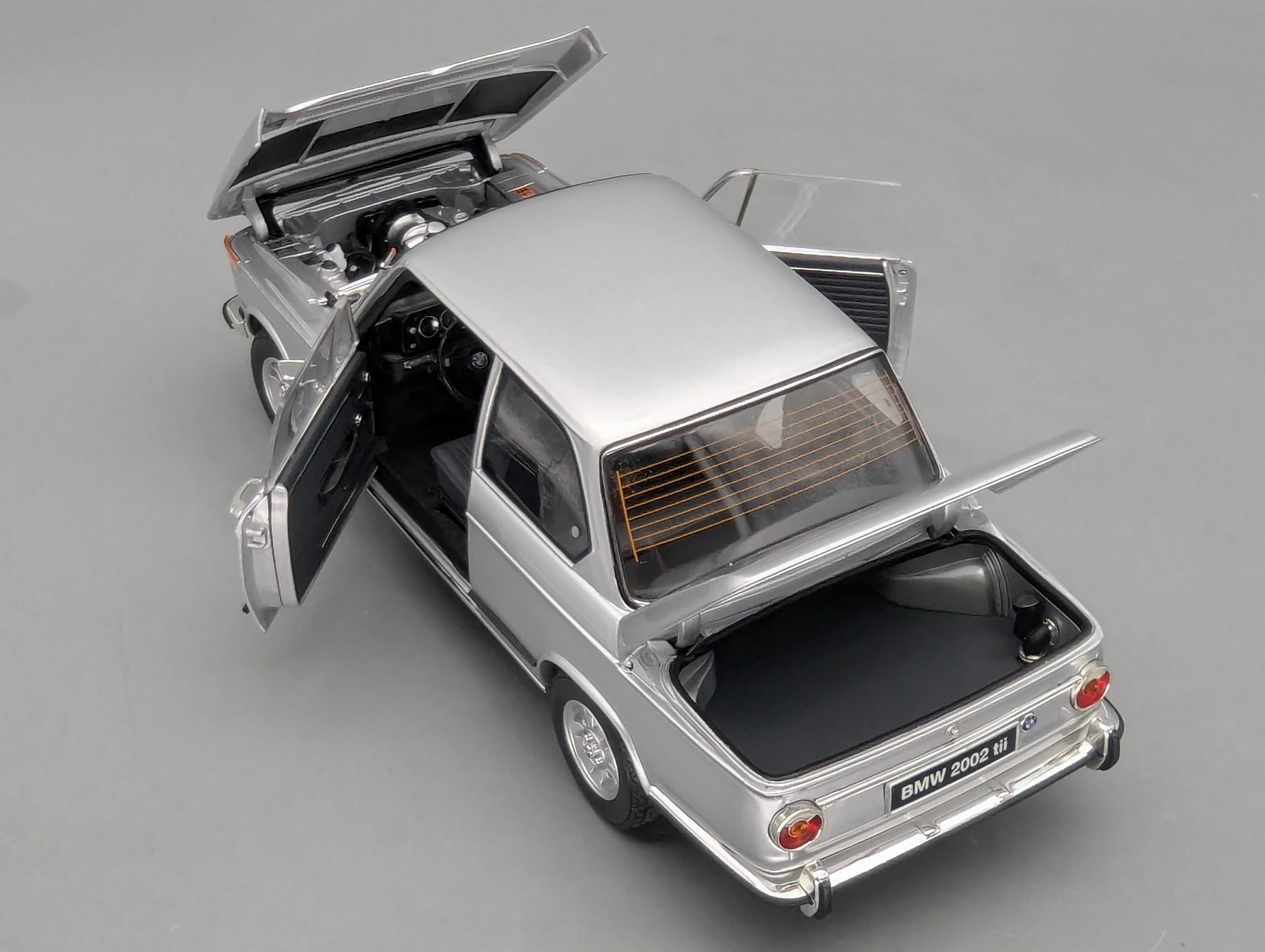 Modellautos 1:18 Kyosho 08543S BMW 2002 tii Silber mit OVP