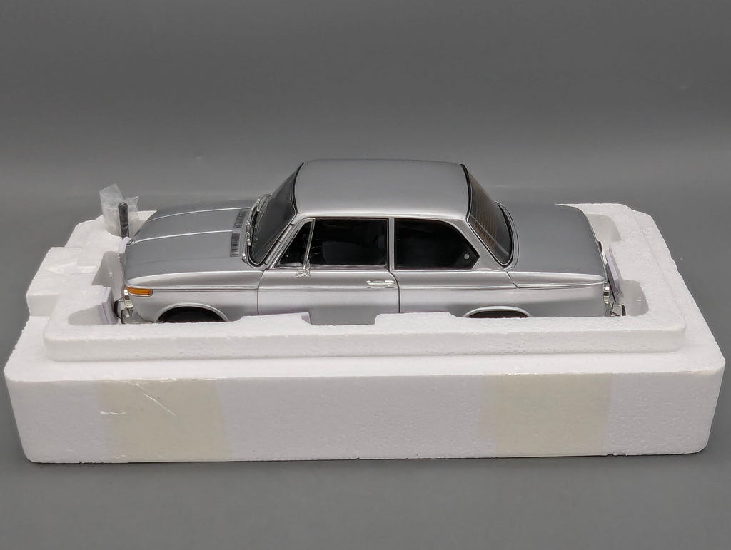 Modellautos 1:18 Kyosho 08543S BMW 2002 tii Silber mit OVP