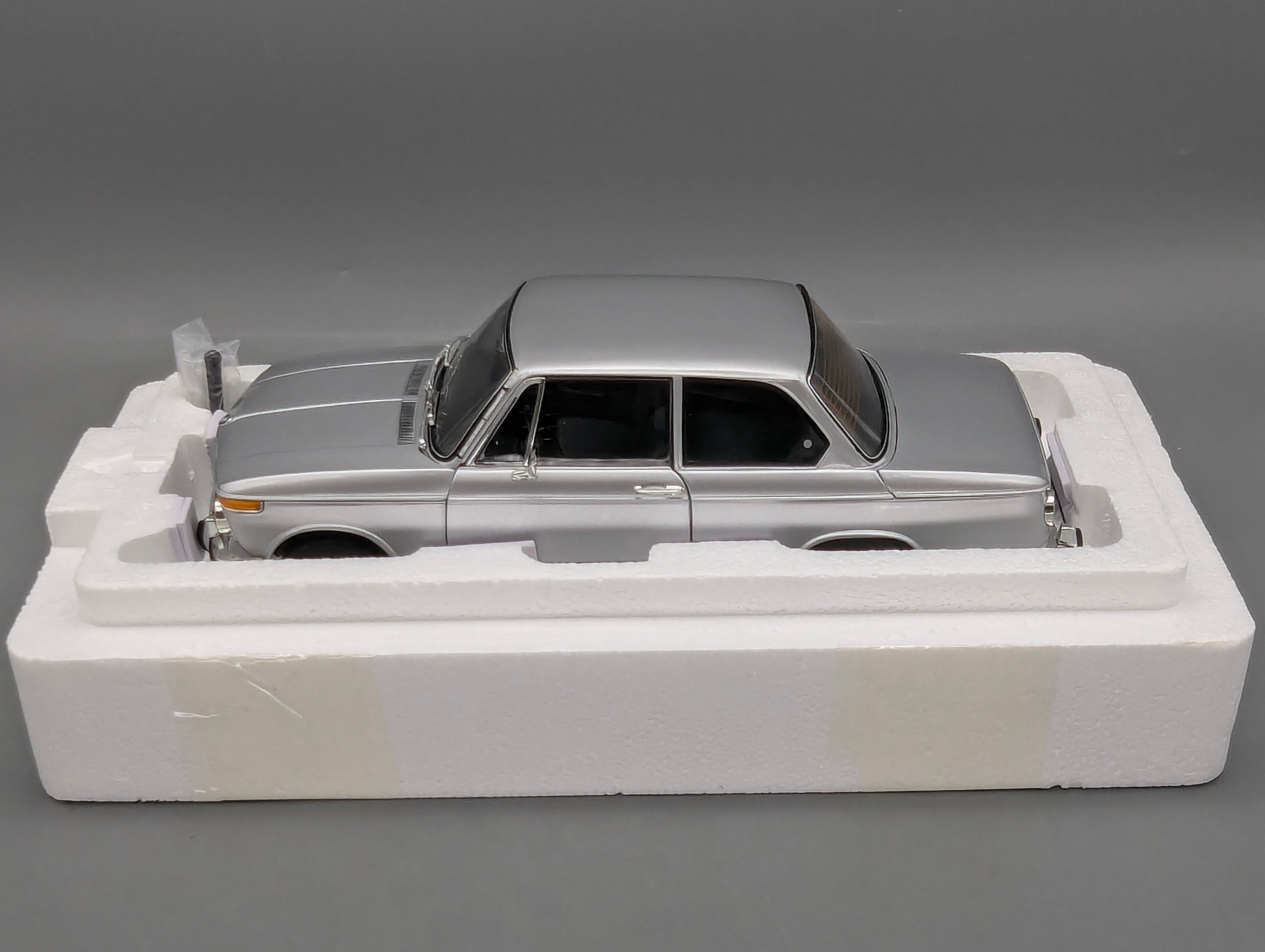 Modellautos 1:18 Kyosho 08543S BMW 2002 tii Silber mit OVP