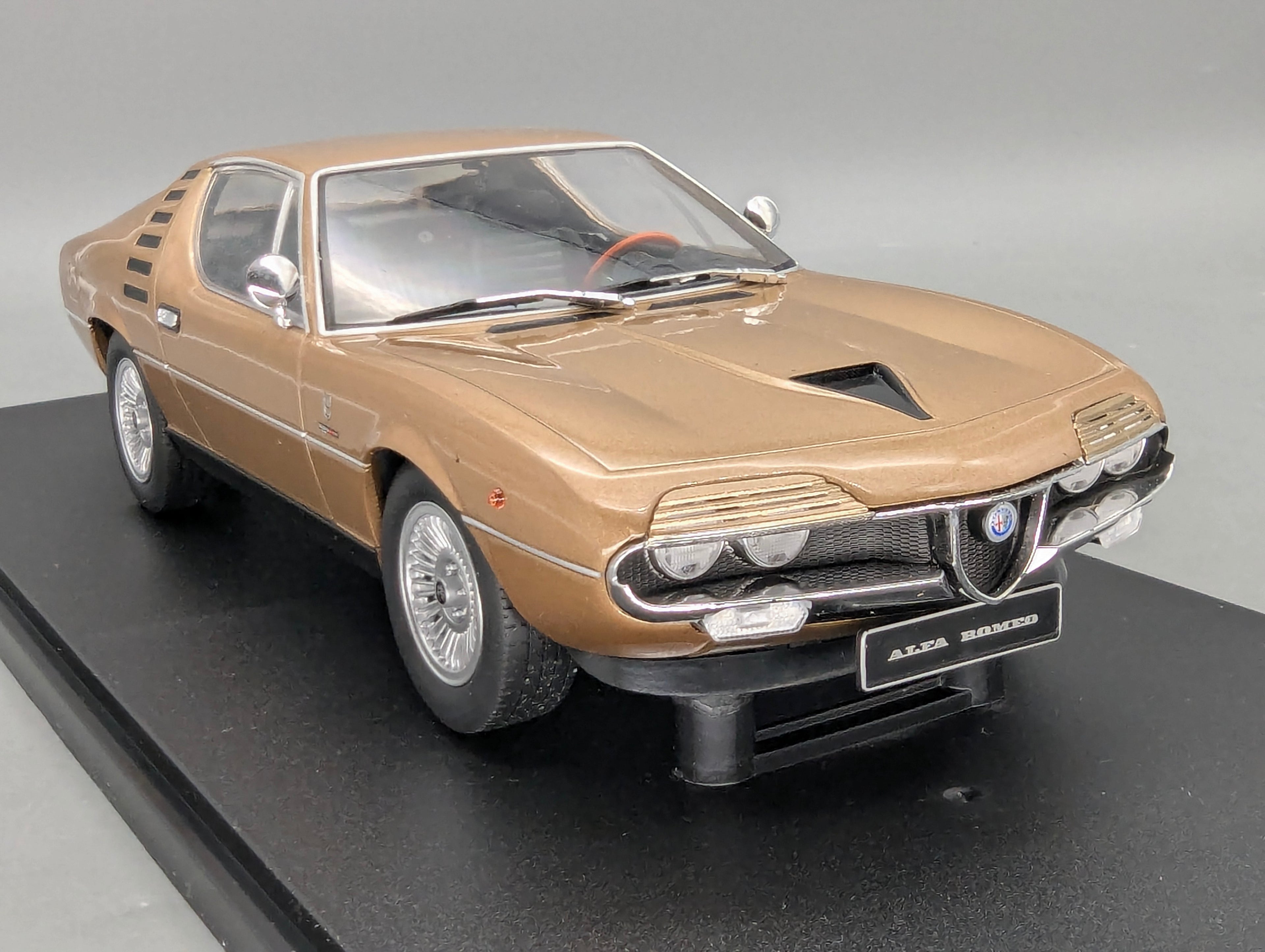 Modellautos 1:18 KK-Scale Alfa Romeo Montreal 1970 Gold Metallic mit OVP