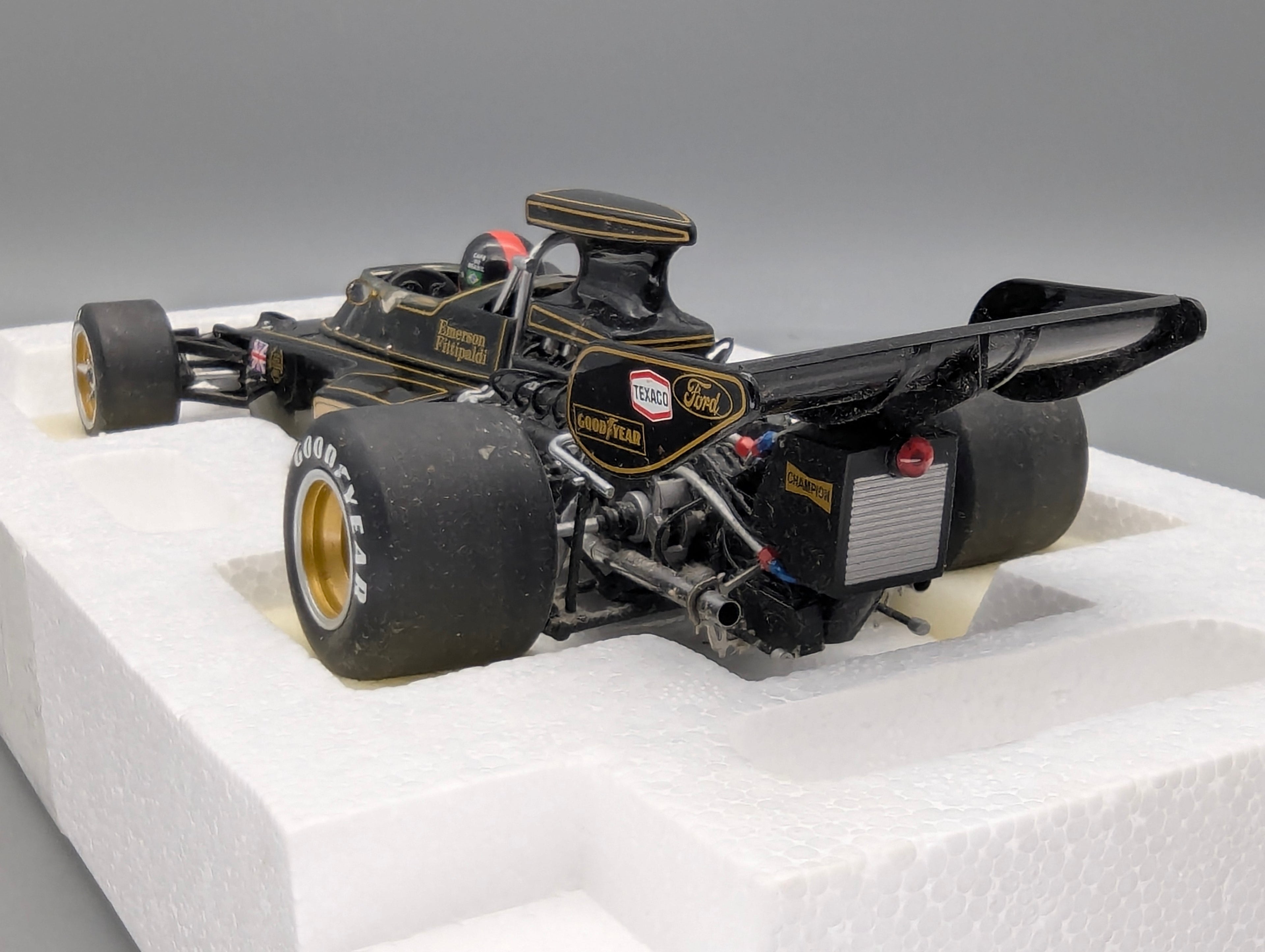 Modellautos 1:18 AUTOart 87328 Lotus Type 72E GP 1973 #1 Emerson Fittipaldi mit Figur im Cockpit mit OVP