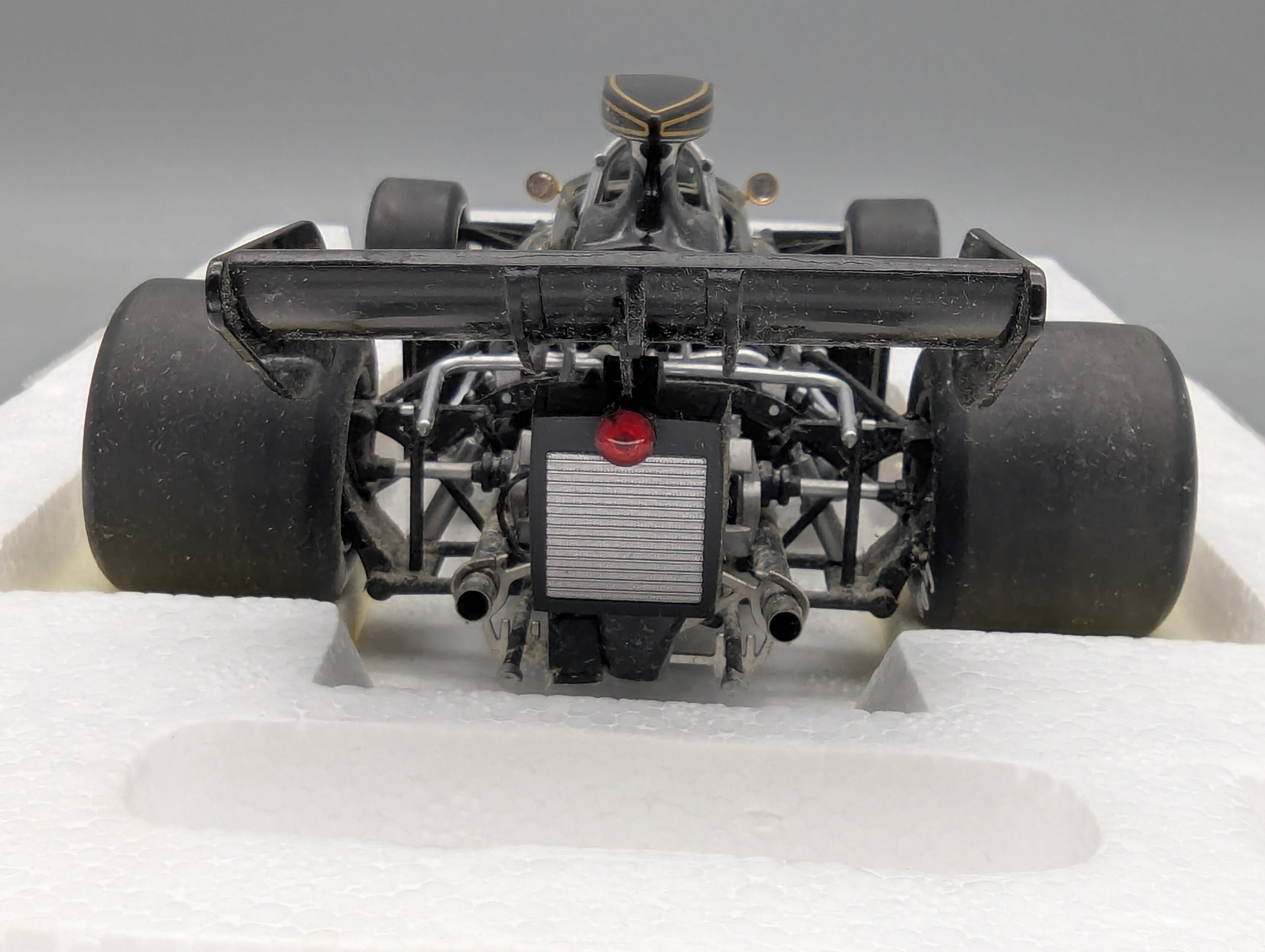 Modellautos 1:18 AUTOart 87328 Lotus Type 72E GP 1973 #1 Emerson Fittipaldi mit Figur im Cockpit mit OVP