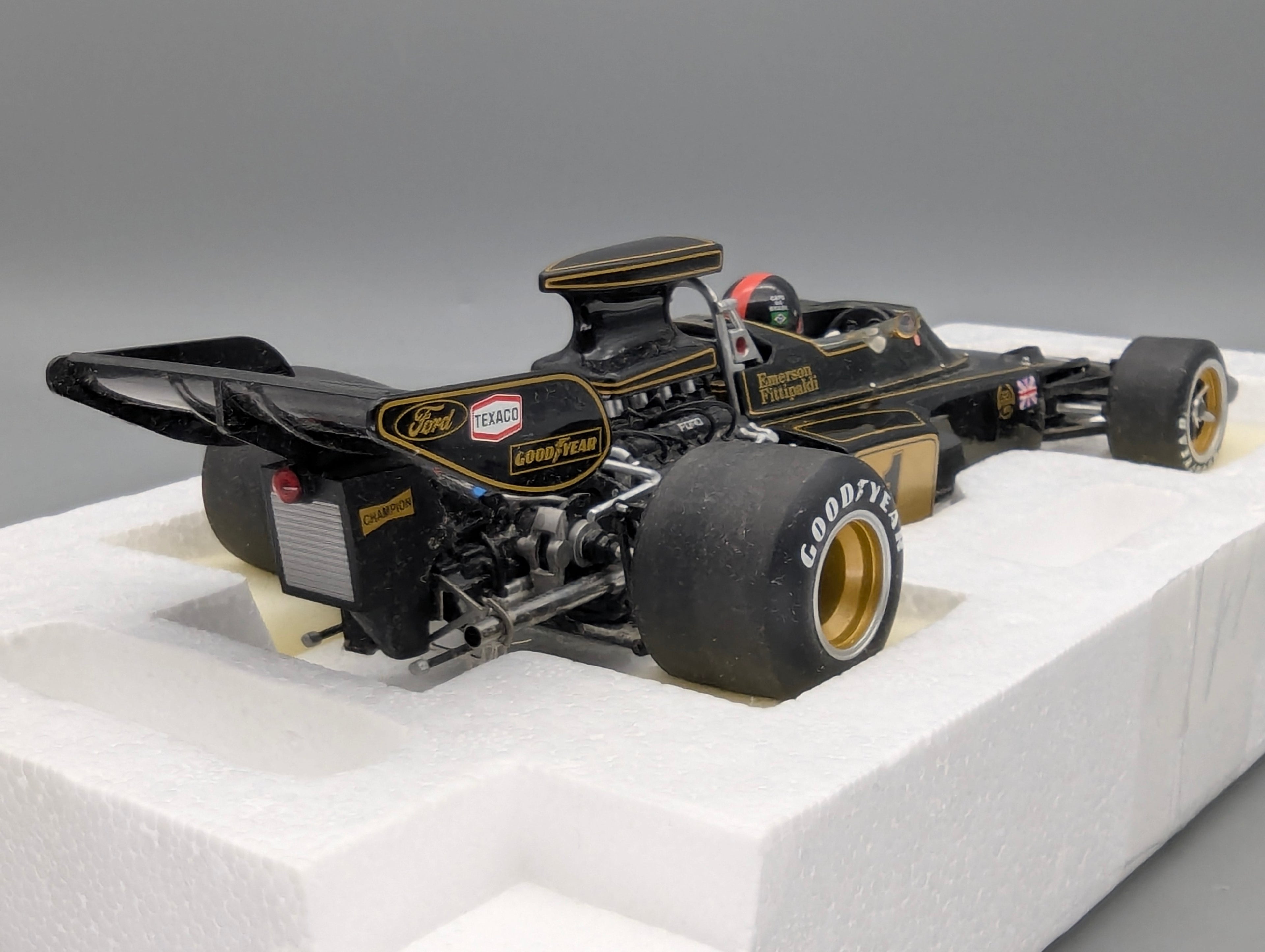 Modellautos 1:18 AUTOart 87328 Lotus Type 72E GP 1973 #1 Emerson Fittipaldi mit Figur im Cockpit mit OVP