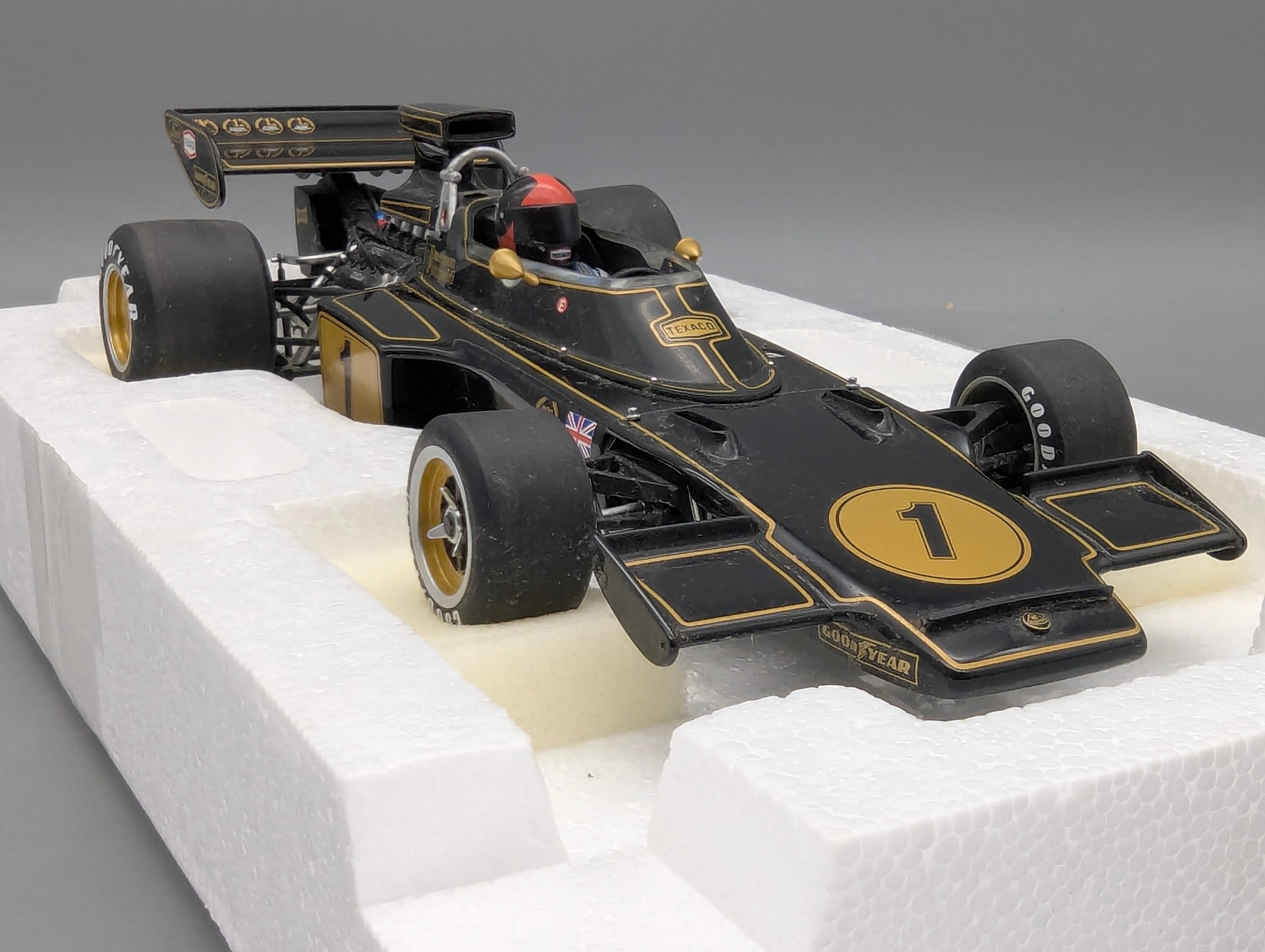 Modellautos 1:18 AUTOart 87328 Lotus Type 72E GP 1973 #1 Emerson Fittipaldi mit Figur im Cockpit mit OVP