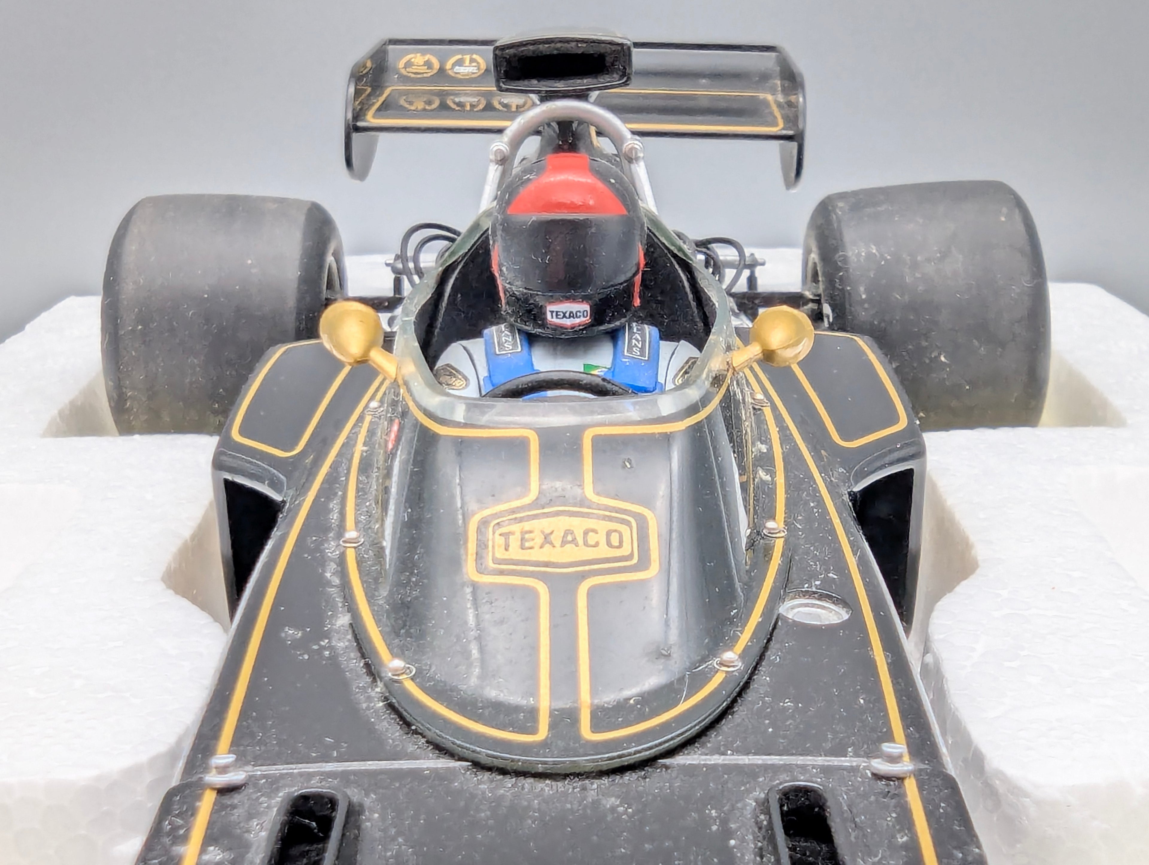 Modellautos 1:18 AUTOart 87328 Lotus Type 72E GP 1973 #1 Emerson Fittipaldi mit Figur im Cockpit mit OVP